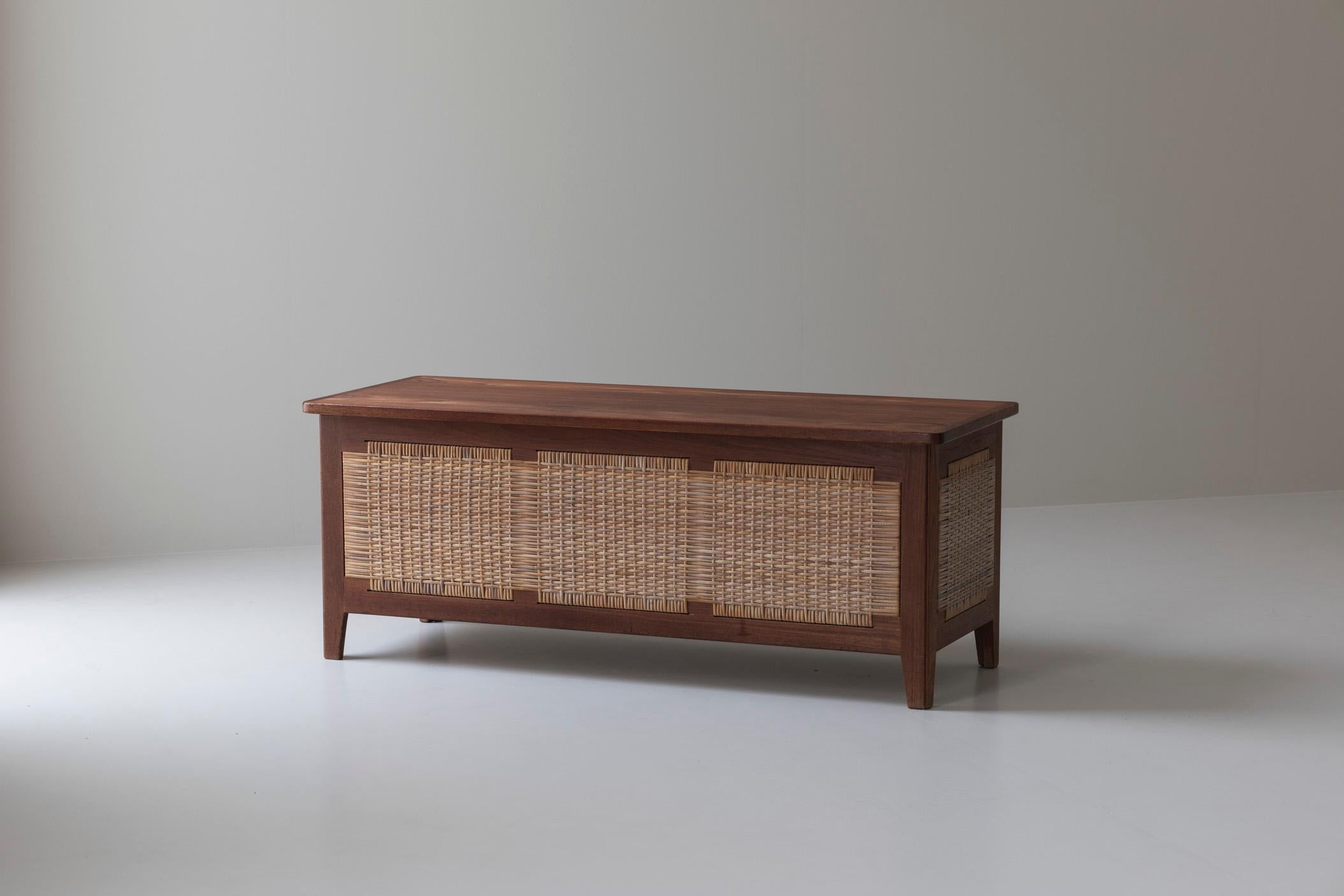 Rara cassapanca in teak di Kai Winding per Poul Hundevad, Danimarca anni '60. Questa cassapanca (per coperte) è realizzata in canna intrecciata e ha un'apertura superiore a cerniera per riporre le coperte. I materiali naturali creano un equilibrio