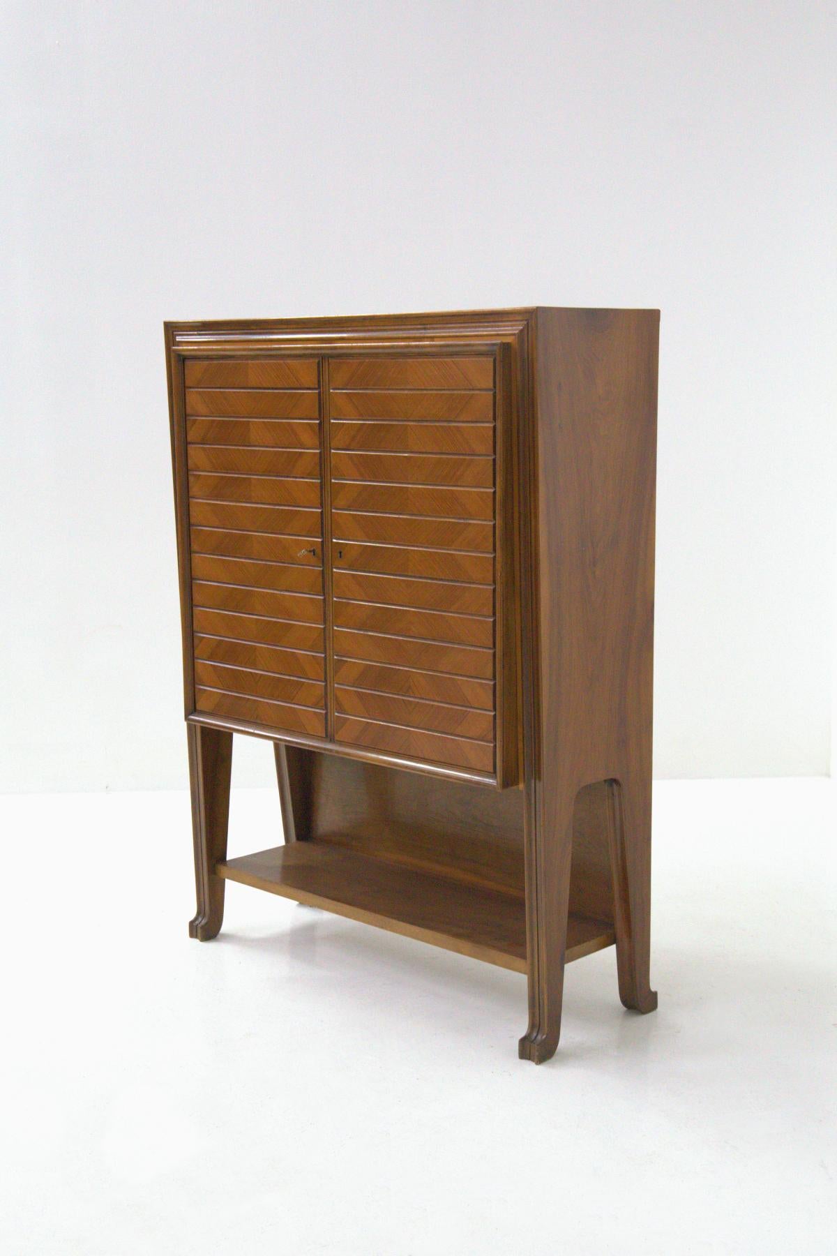 Elegant, sophisticated, and of great importance. We present this great example of Italian cabinetry made by Osvaldo Borsani with present label from the 1950s. The cabinet is a tall chest of drawers is made of walnut for its exterior while the