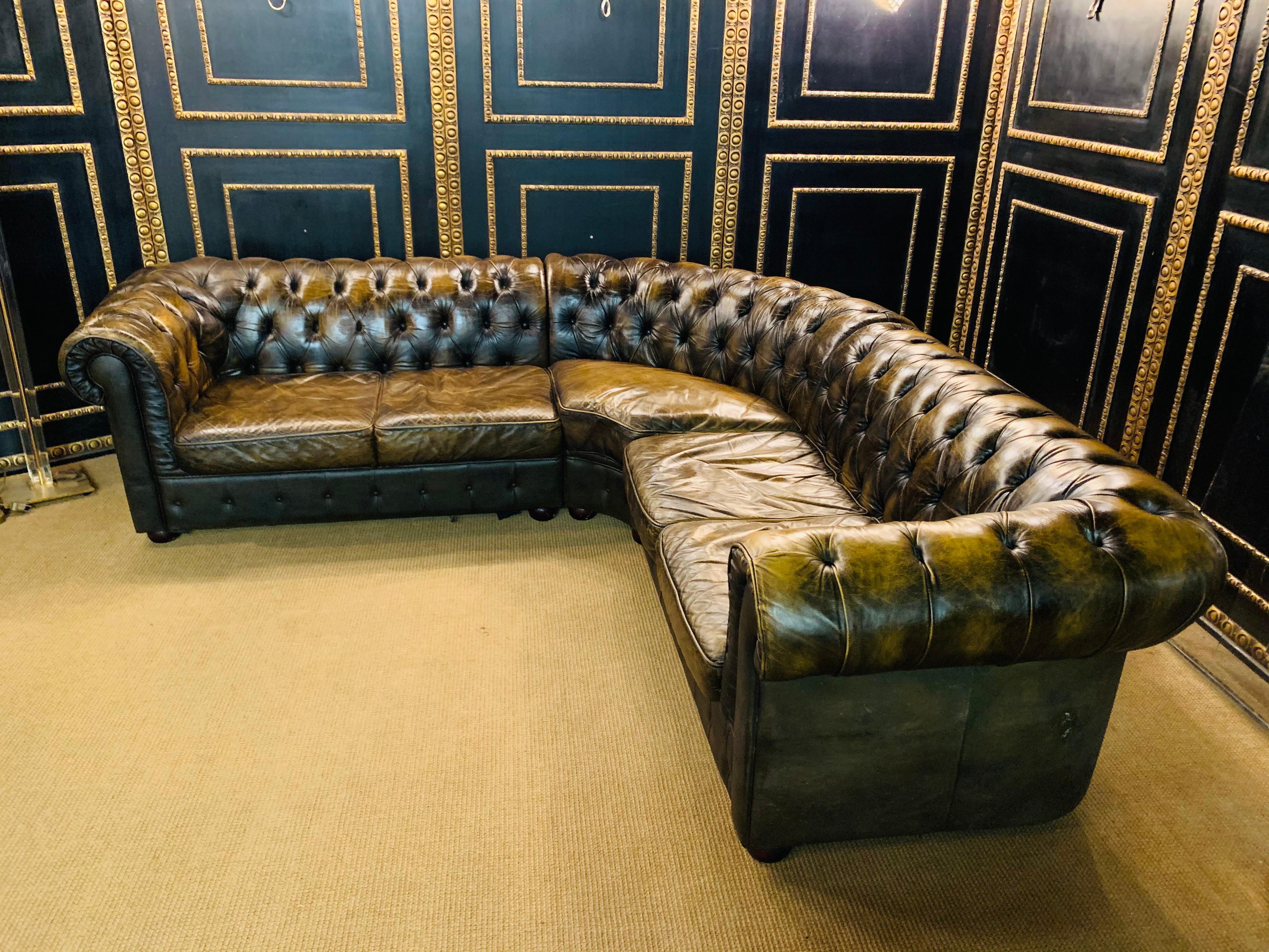 Rare Chesterfield corner couch made of real thick leather.
good condition and with a beautiful dark green patina.

Measurements:
250cm x 250cm
Height 72cm
Seat height 40cm.