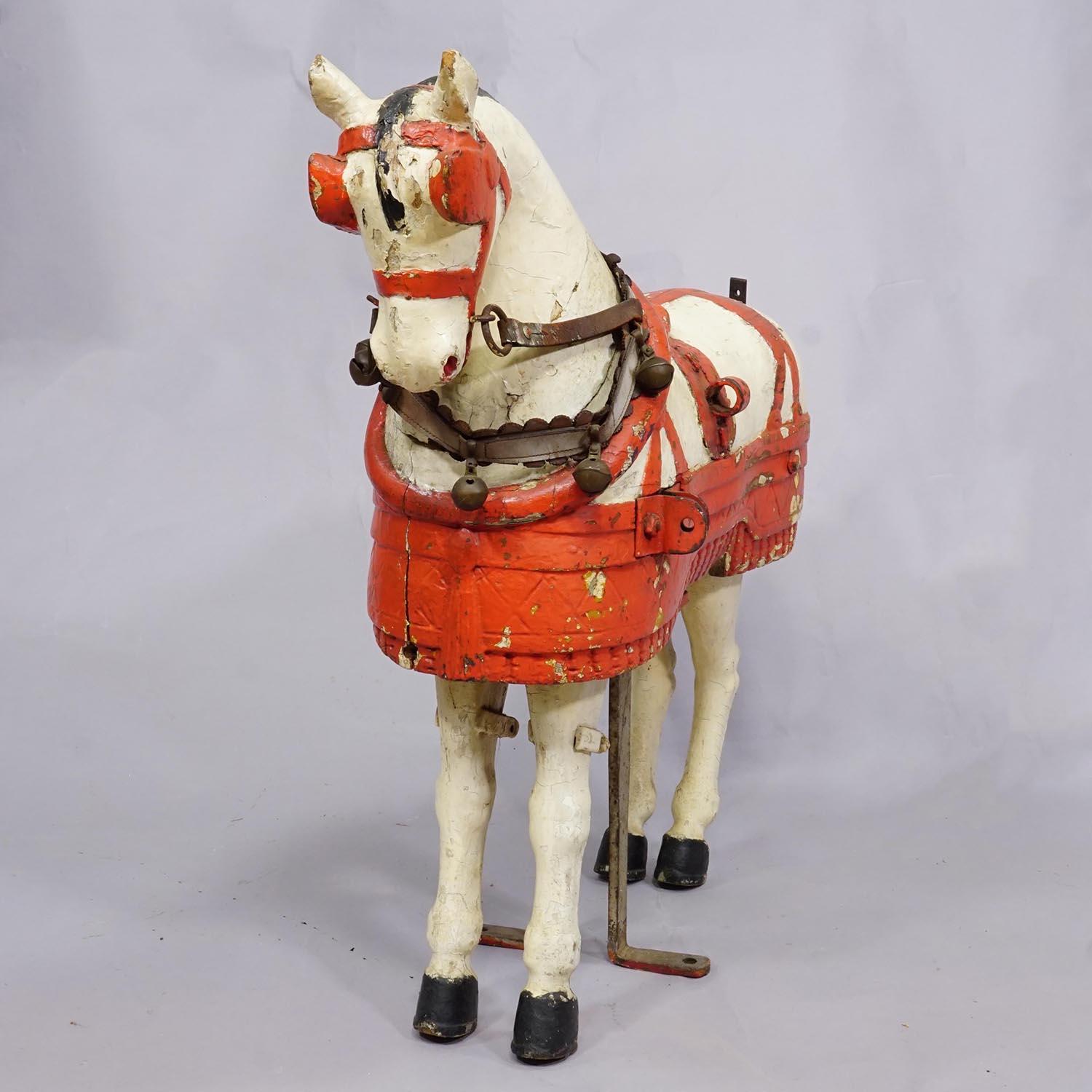 Seltenes Kinderkarussell Pit Horse, Deutschland ca. 1900s

Ein geschnitztes hölzernes Kinderkarussell-Pferd mit bunter Bemalung, hergestellt in Deutschland um 1900. Die Beine sind an dem Hohlkörper befestigt und können einzeln bewegt werden. Dadurch