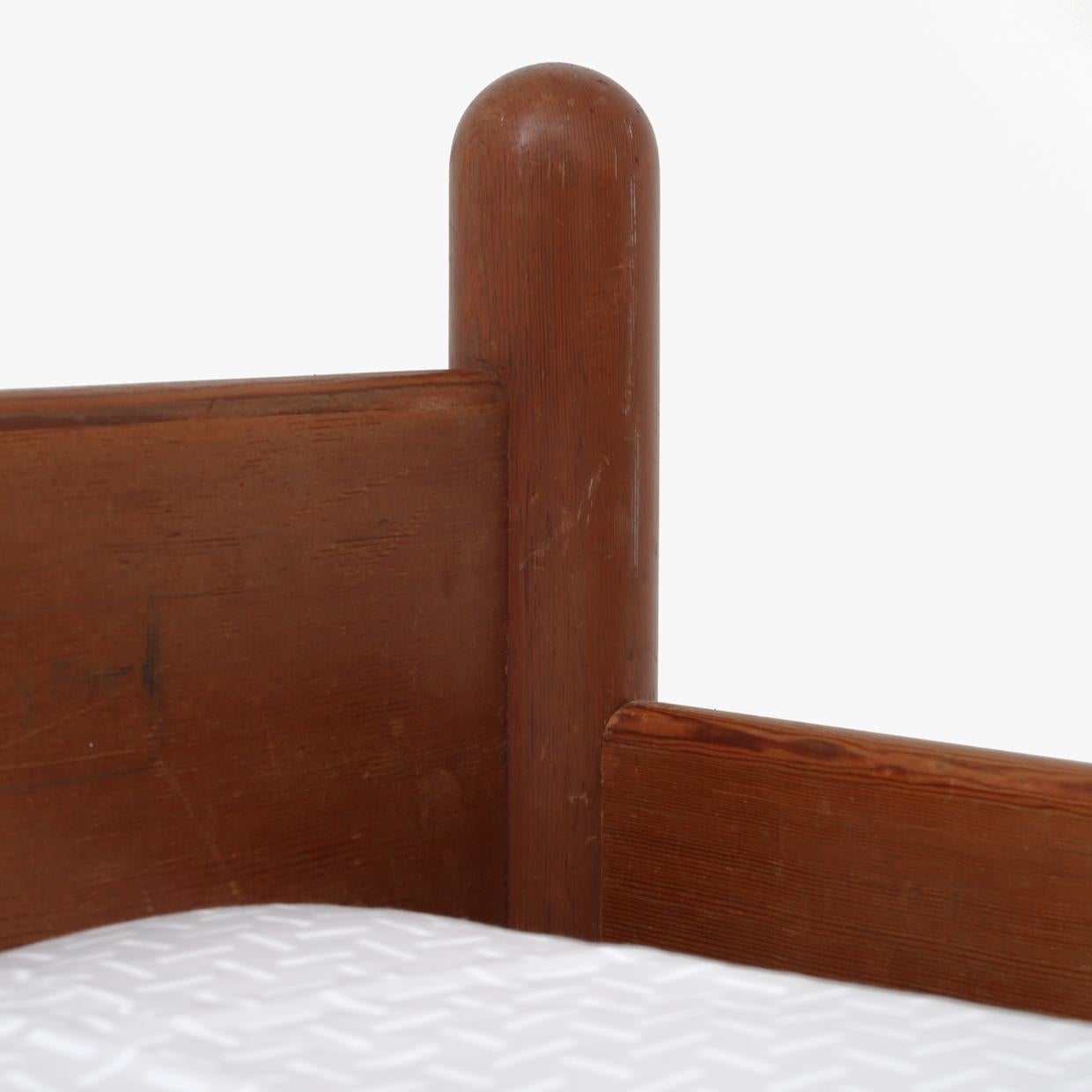 Rare children's bed in solid patinated Oregon pine from 1935. By Flemming Lassen and Erhard Rasmussen.