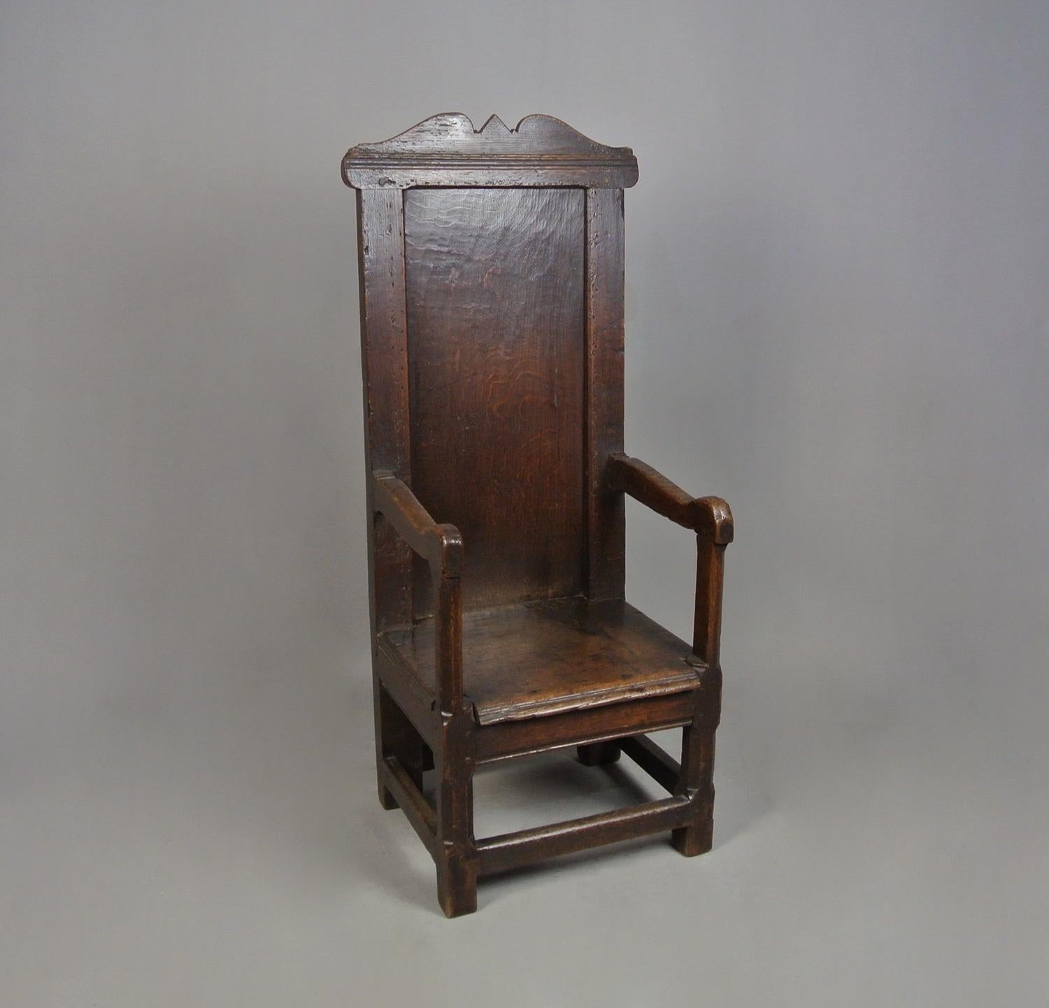 Une grande chaise en chêne (Pays de Galles vers 1620), ancienne et extrêmement rare, destinée à l'enfant d'une famille très riche.

Au début du XVIIe siècle, les grandes chaises étaient utilisées par le maître de maison, tandis que les autres