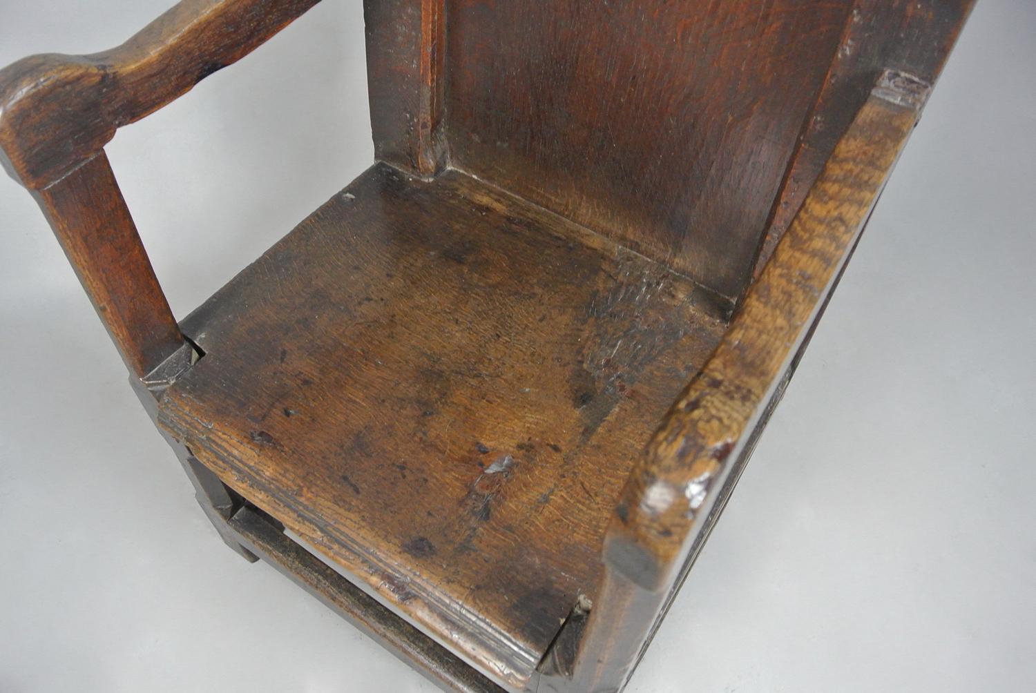 Chêne Rare Child's 17th Century Welsh Oak Great Chair c. 1620 en vente