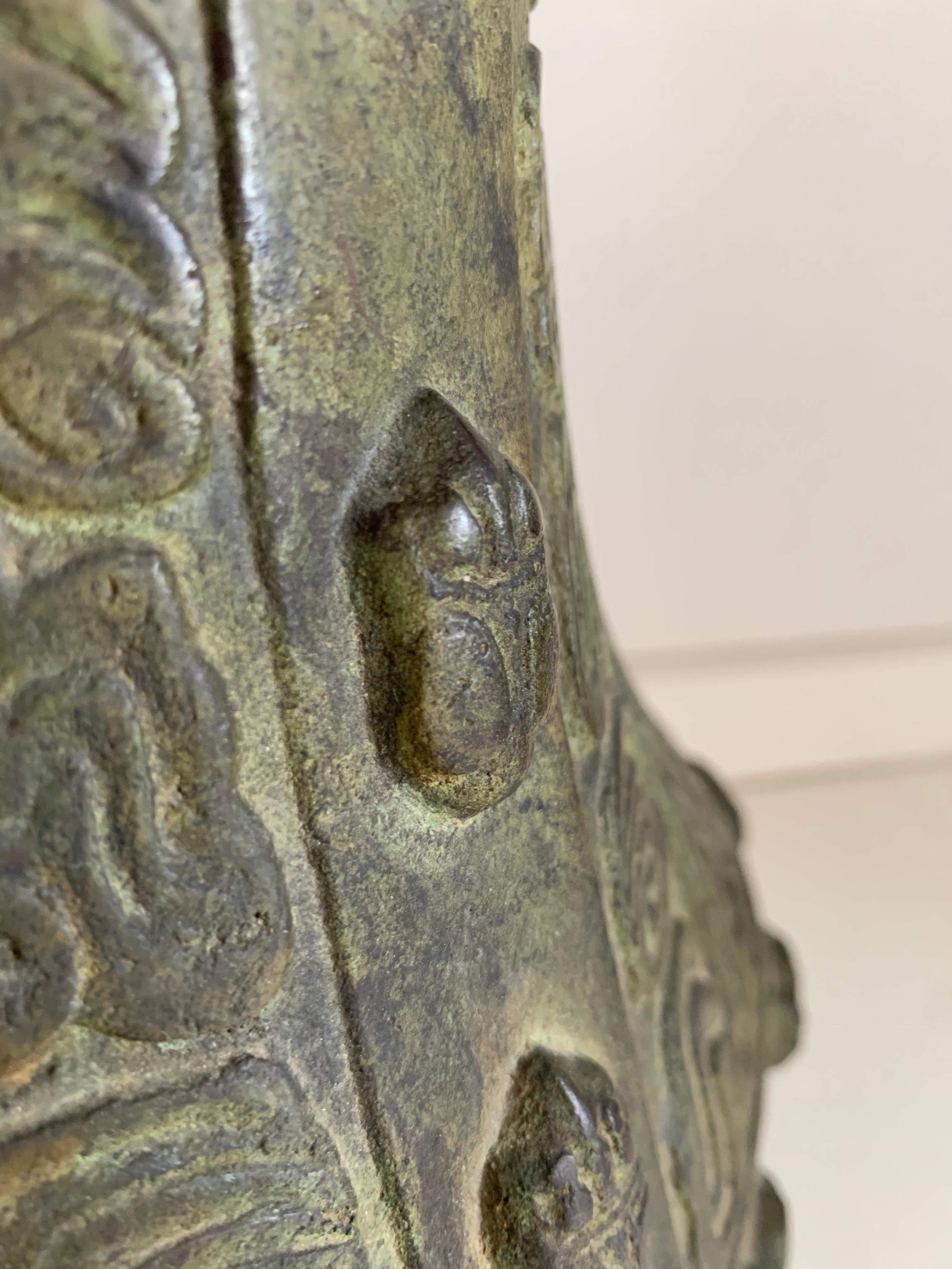 Vase en bronze archaïque chinois:: vers 1900 Style de la dynastie Shang Vessel Gu en vente 3