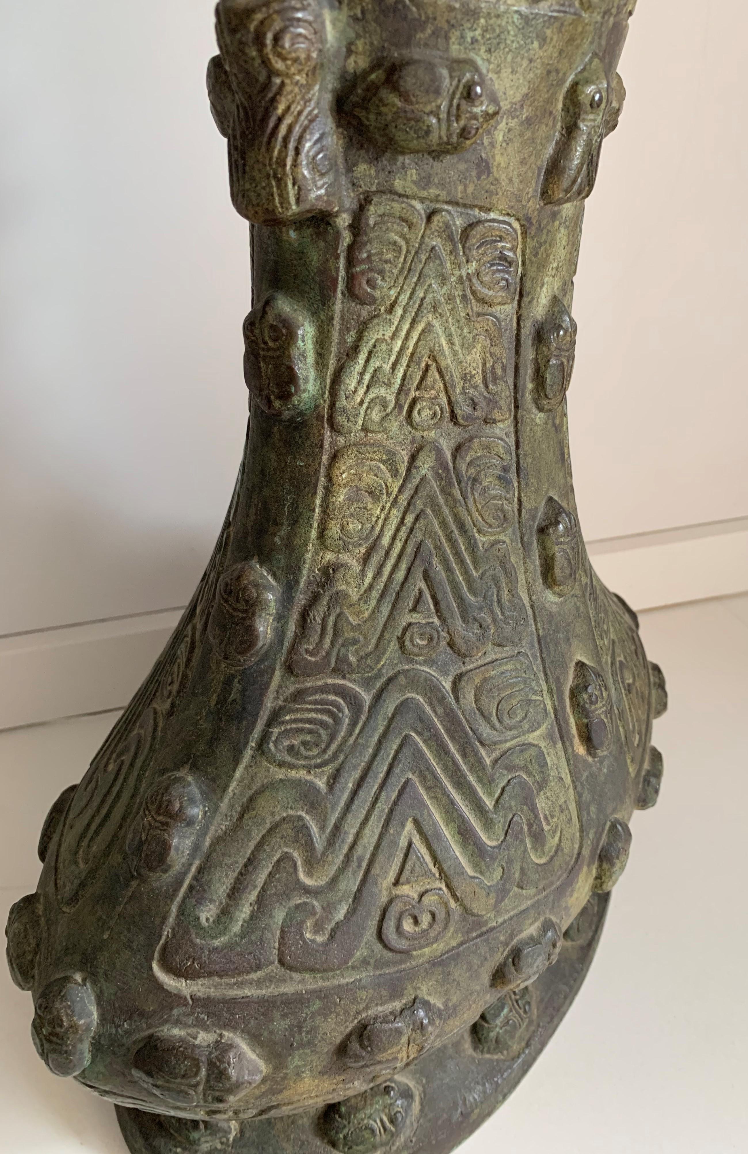 Vase en bronze archaïque chinois:: vers 1900 Style de la dynastie Shang Vessel Gu en vente 4