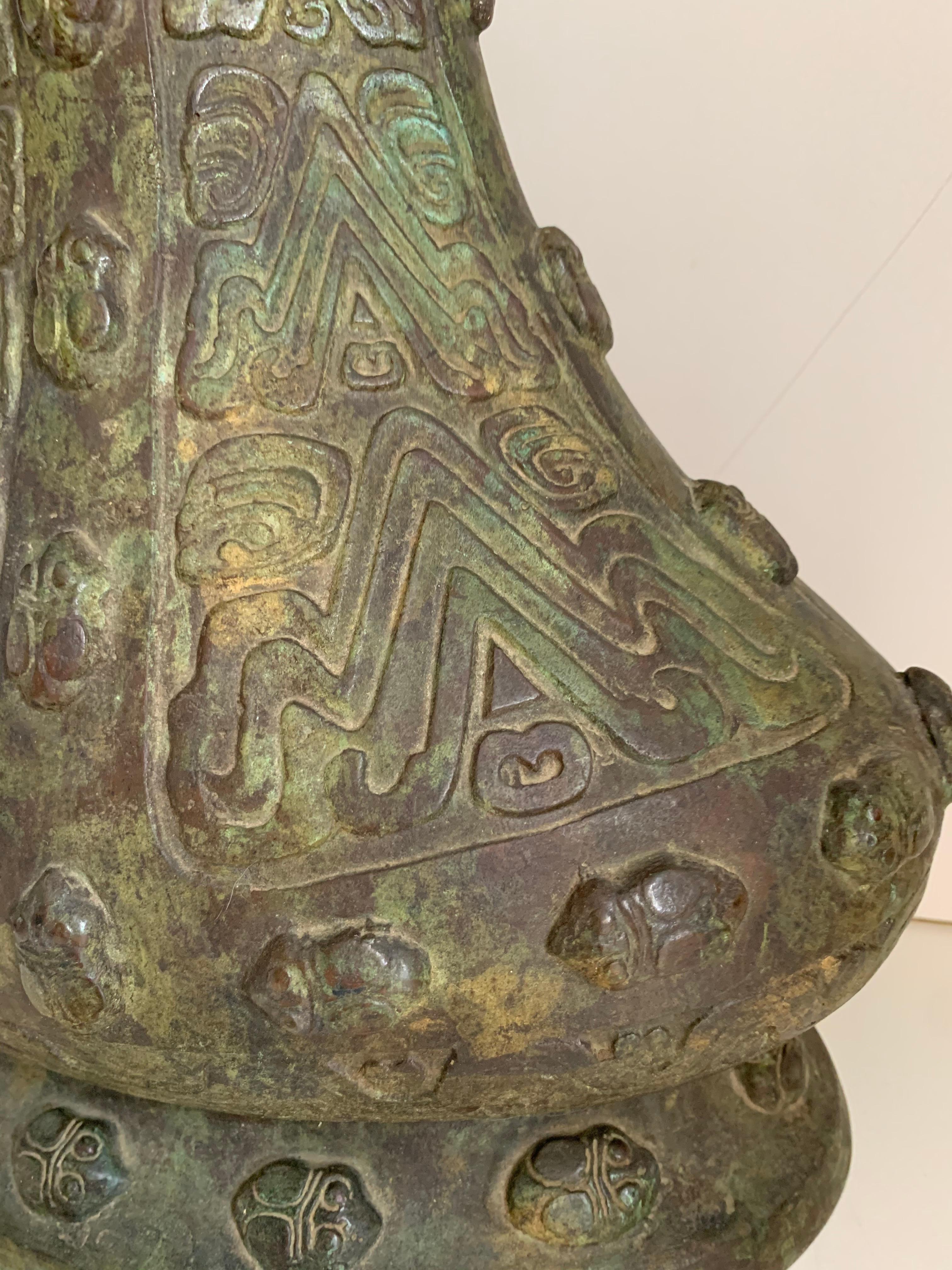 Vase en bronze archaïque chinois:: vers 1900 Style de la dynastie Shang Vessel Gu en vente 5