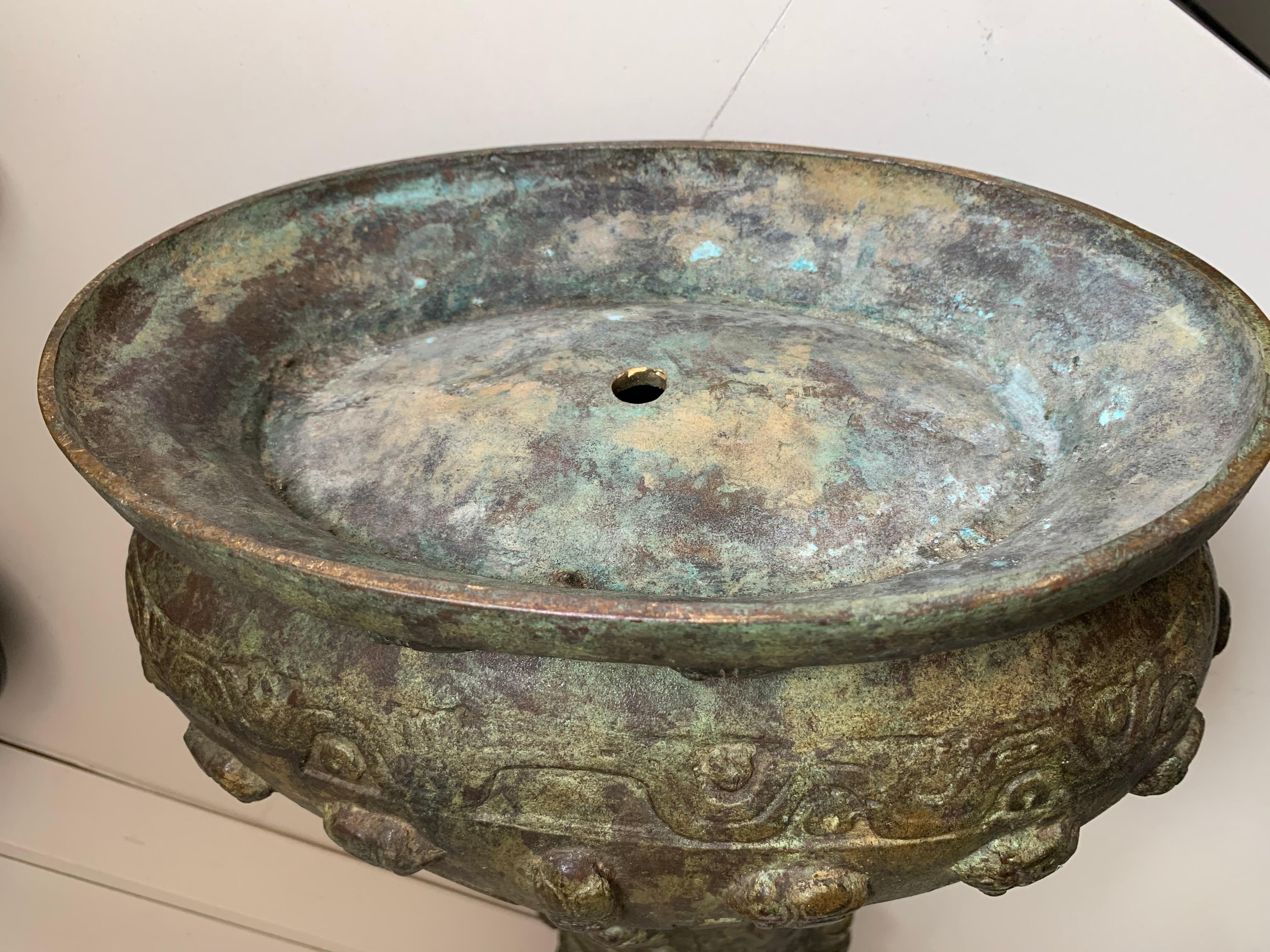 Vase en bronze archaïque chinois:: vers 1900 Style de la dynastie Shang Vessel Gu en vente 8