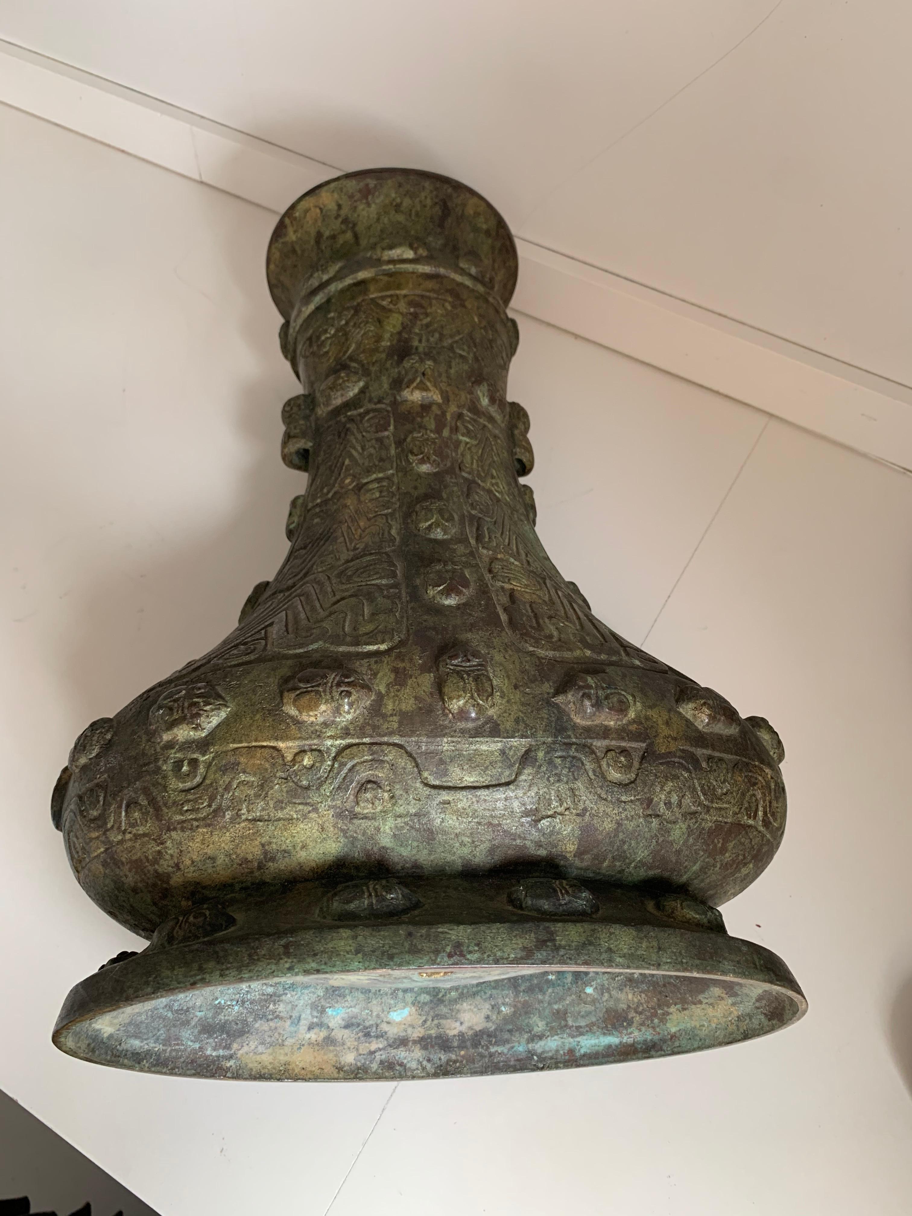 Vase en bronze archaïque chinois:: vers 1900 Style de la dynastie Shang Vessel Gu Bon état - En vente à Miami, FL