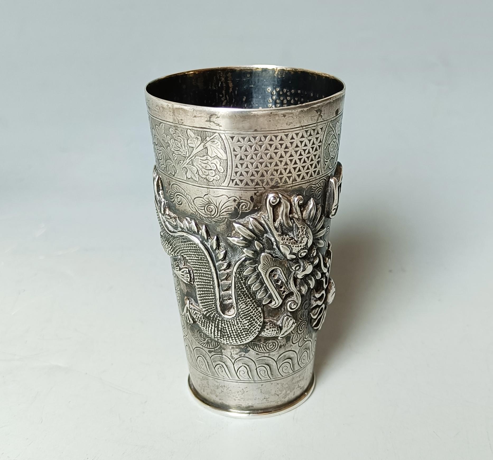 Seltene chinesische Antike gravierte Silber Drachenbecher Peking asiatische Kunst (Chinesisch) im Angebot