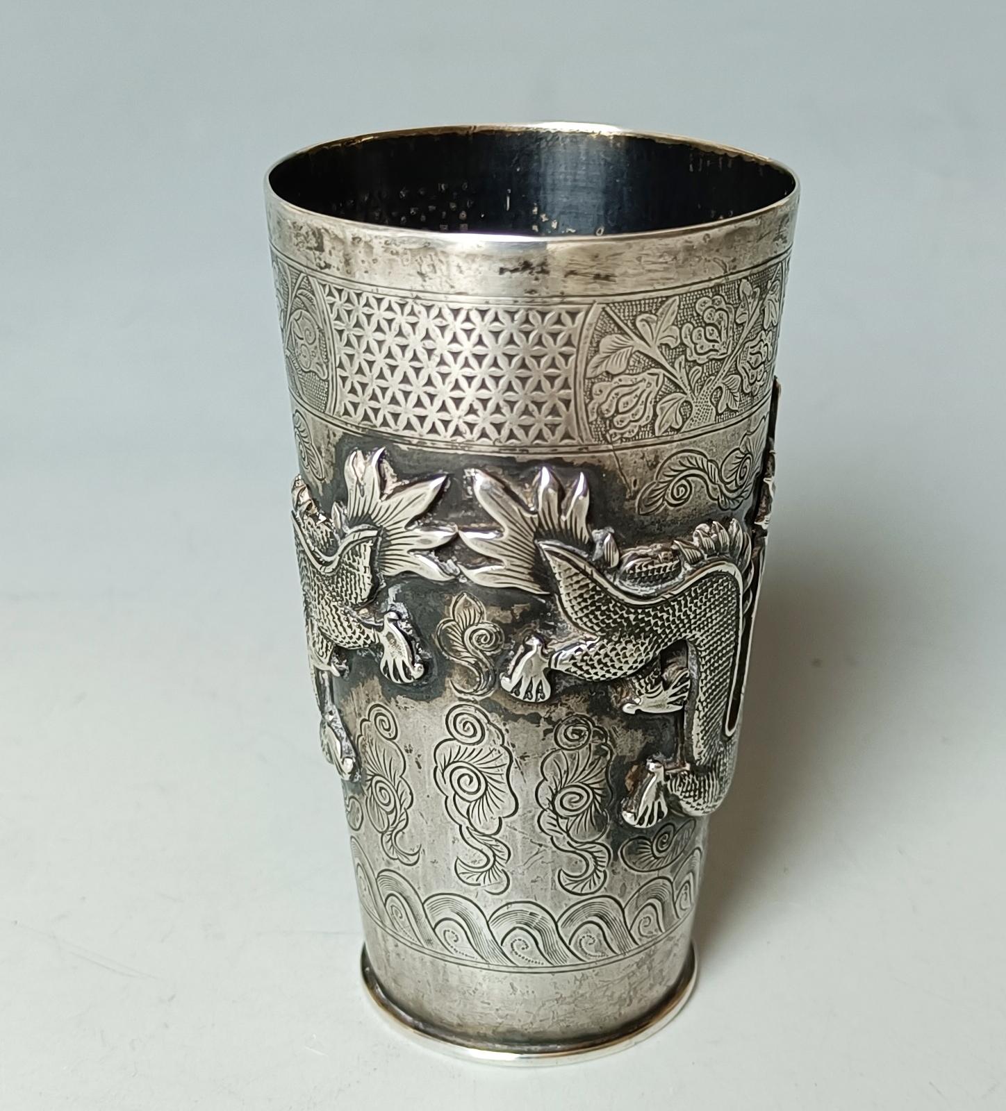 Seltene chinesische Antike gravierte Silber Drachenbecher Peking asiatische Kunst (Gehämmert) im Angebot