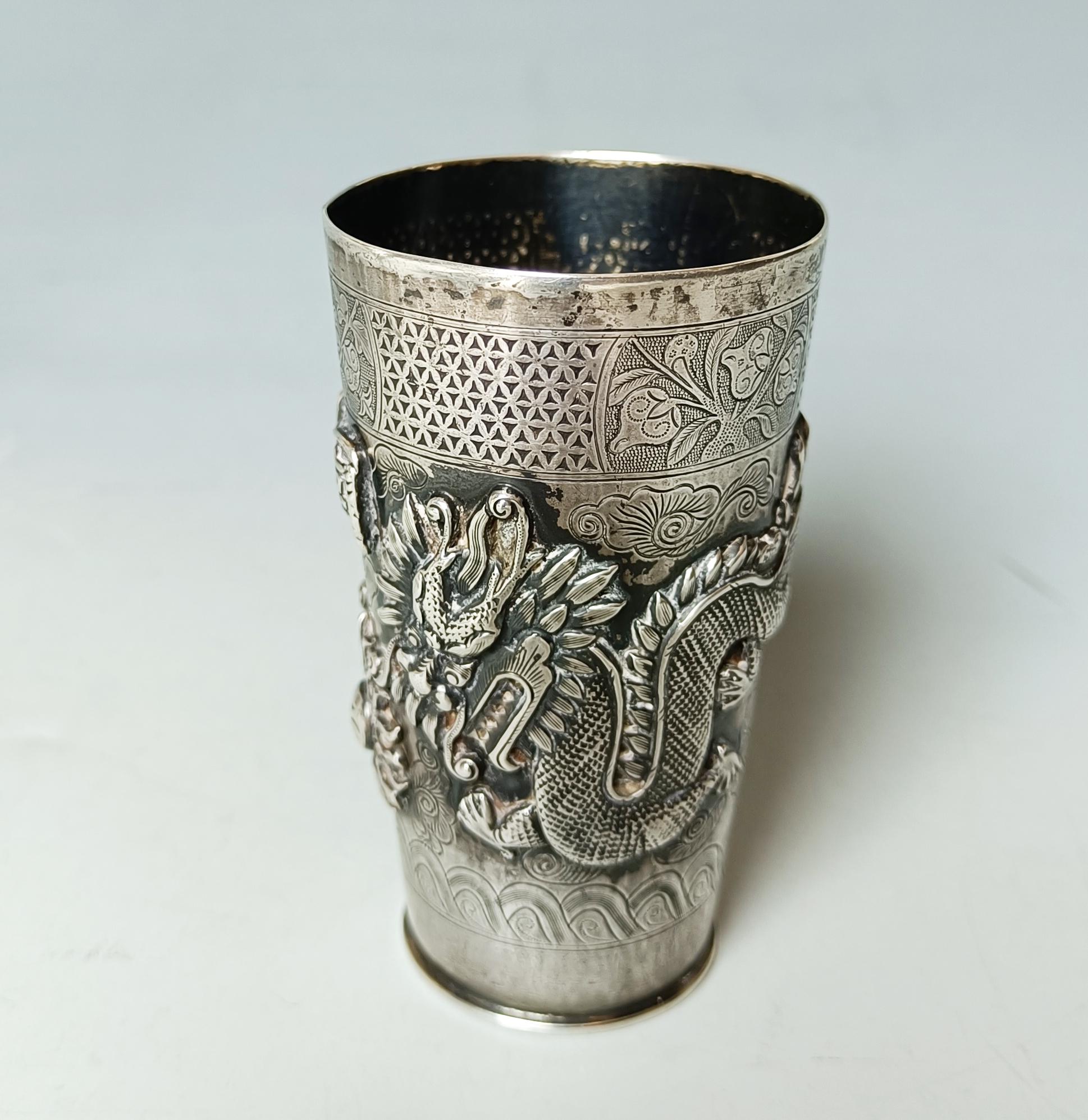 Seltene chinesische Antike gravierte Silber Drachenbecher Peking asiatische Kunst im Zustand „Gut“ im Angebot in London, GB