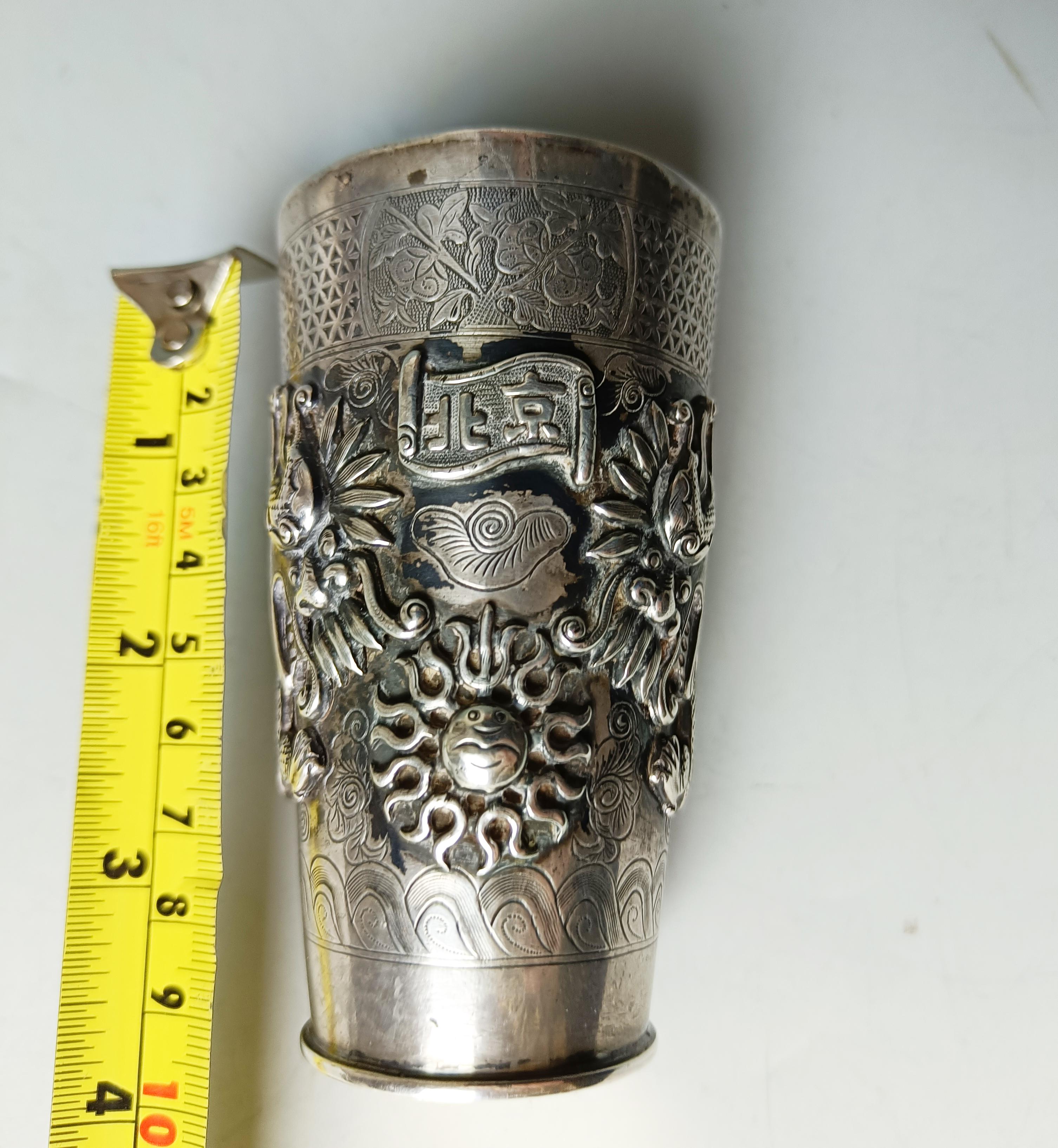 Seltene chinesische Antike gravierte Silber Drachenbecher Peking asiatische Kunst (19. Jahrhundert) im Angebot