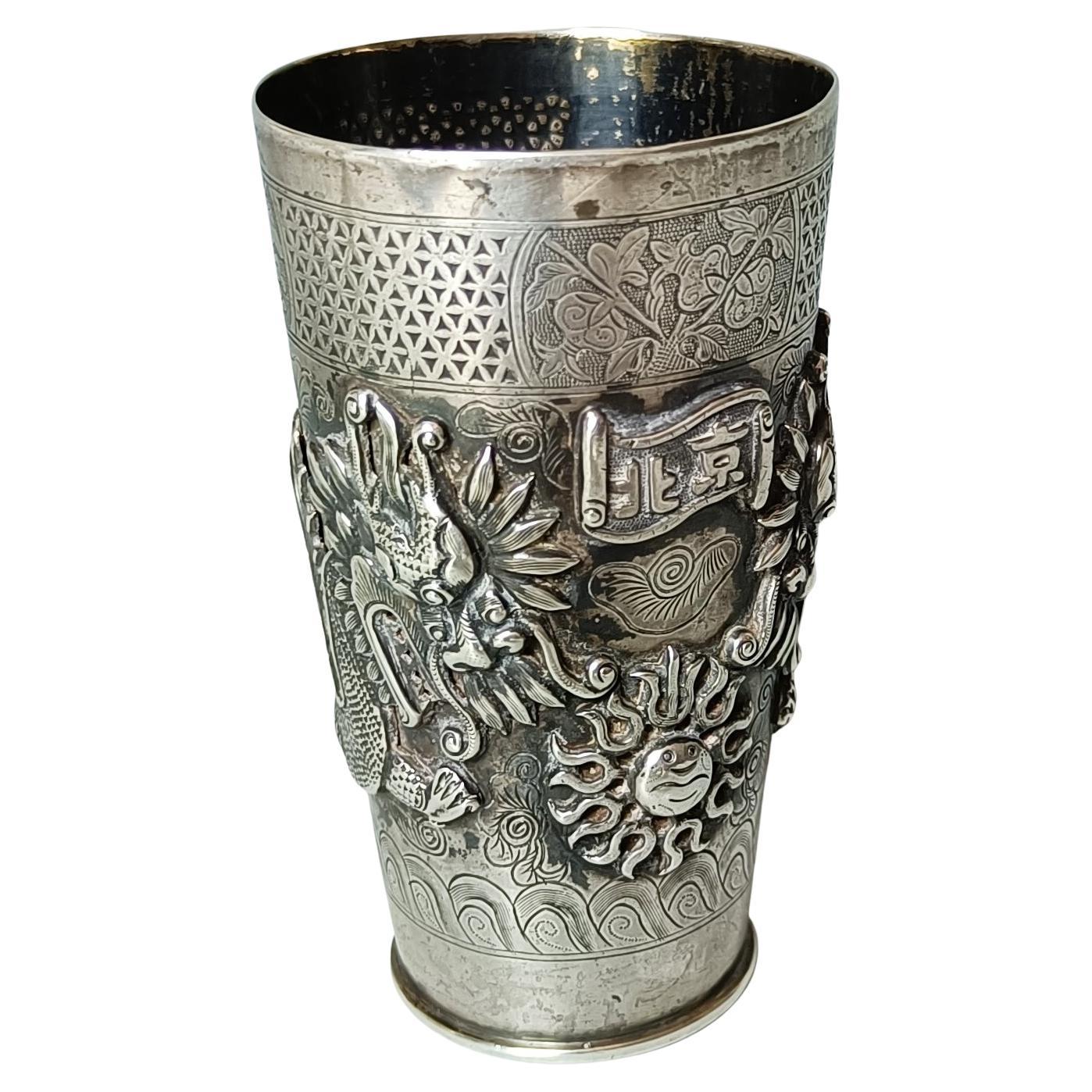 Seltene chinesische Antike gravierte Silber Drachenbecher Peking asiatische Kunst im Angebot