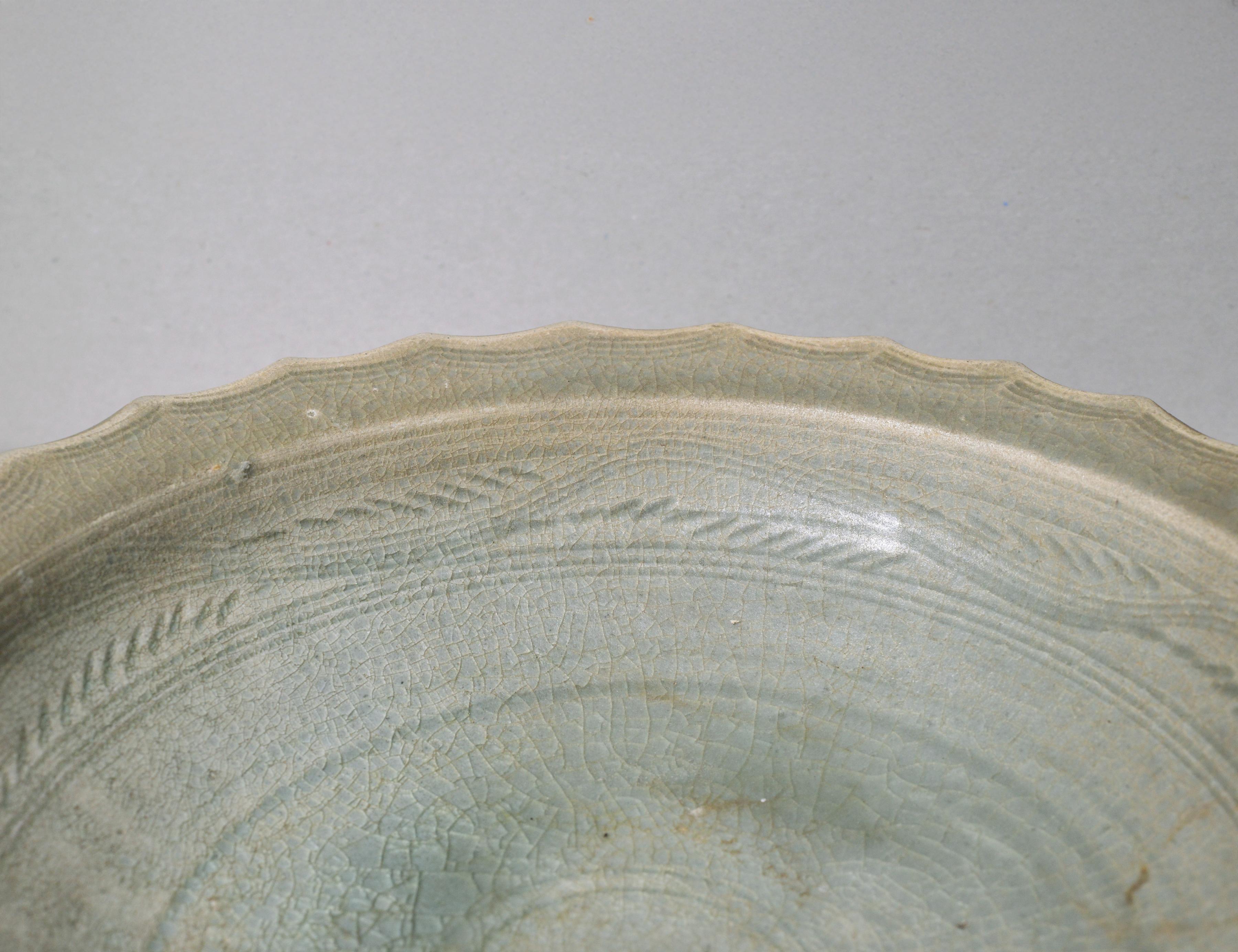 Seltene chinesische Celadon-Glasur Schale 14. Jahrhundert Museum Qualität groß dekoriert (Chinesischer Export) im Angebot