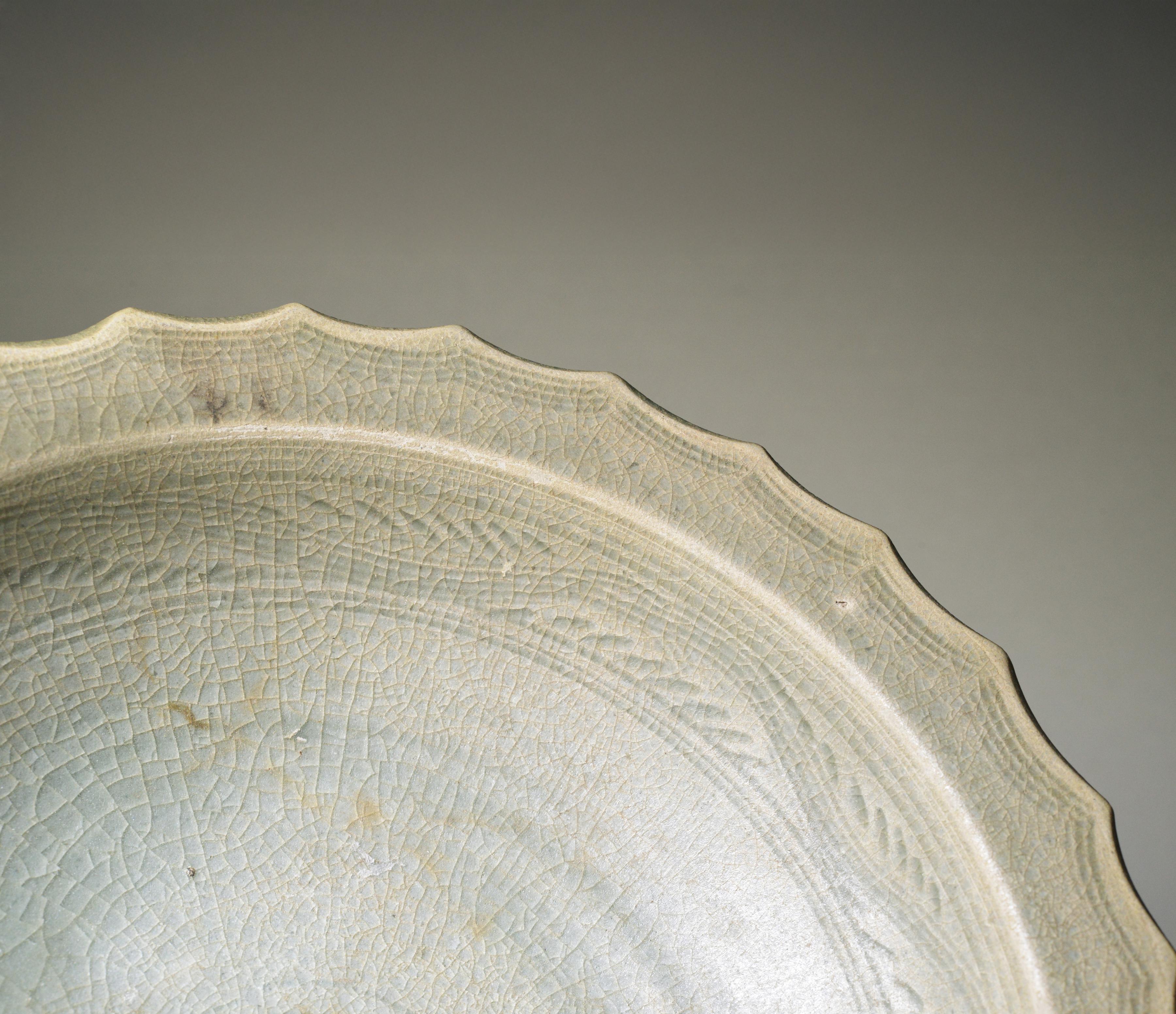 Seltene chinesische Celadon-Glasur Schale 14. Jahrhundert Museum Qualität groß dekoriert (Handgeschnitzt) im Angebot