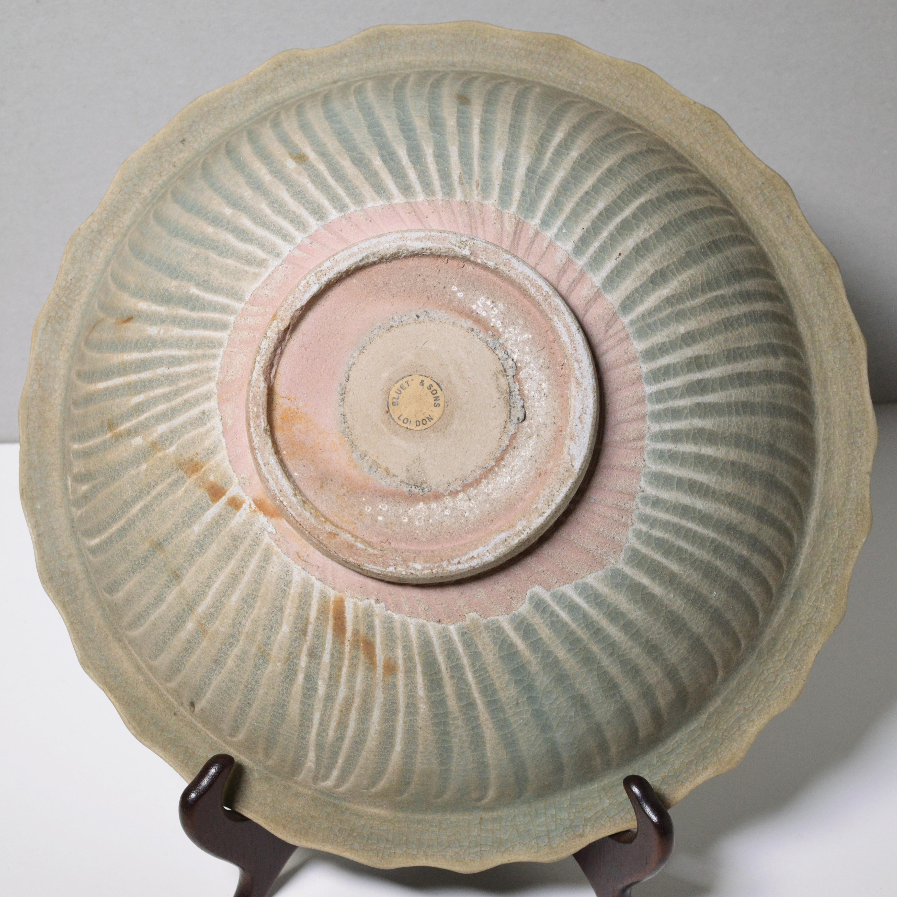 Seltene chinesische Celadon-Glasur Schale 14. Jahrhundert Museum Qualität groß dekoriert im Zustand „Gut“ im Angebot in Sweden, SE