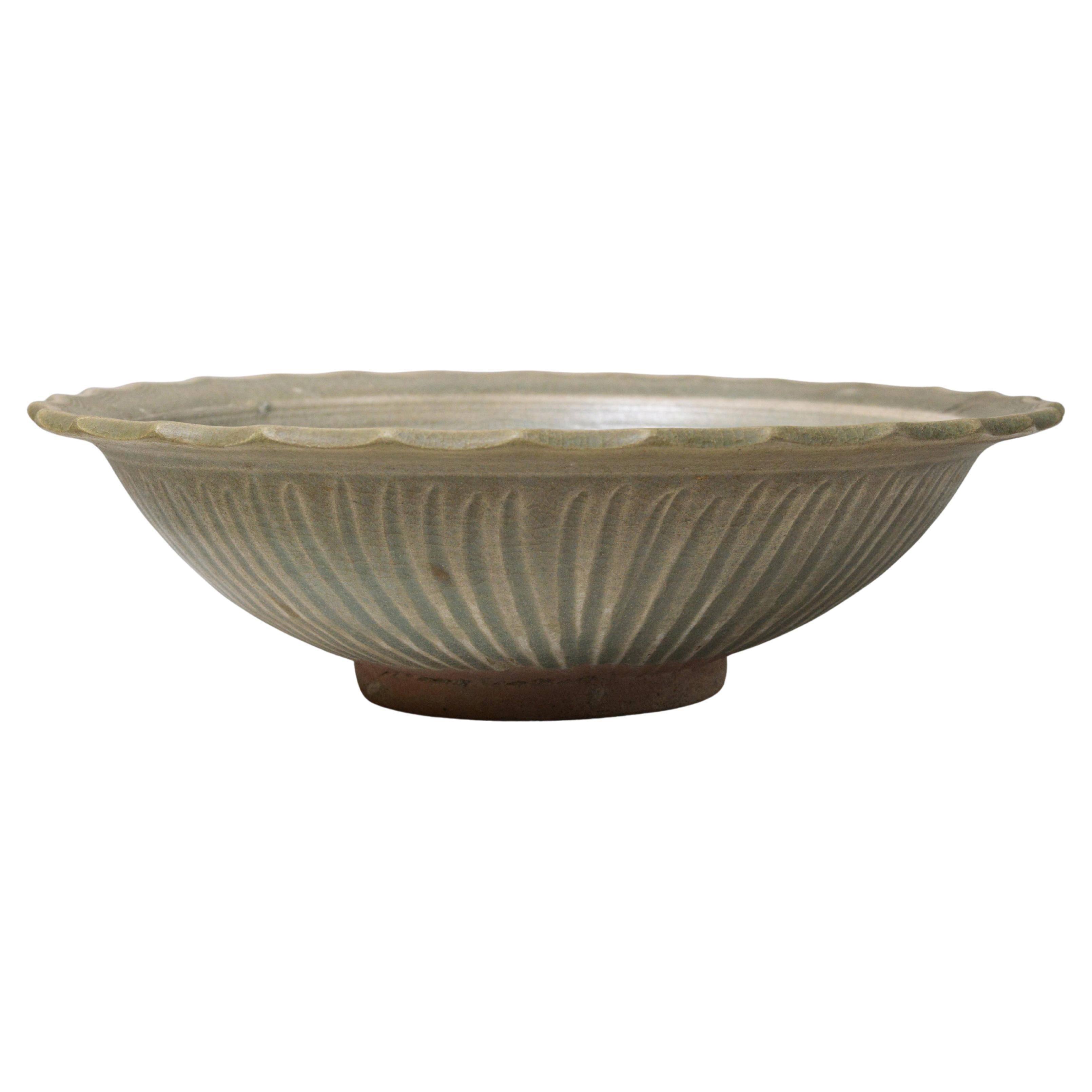 Seltene chinesische Celadon-Glasur Schale 14. Jahrhundert Museum Qualität groß dekoriert im Angebot