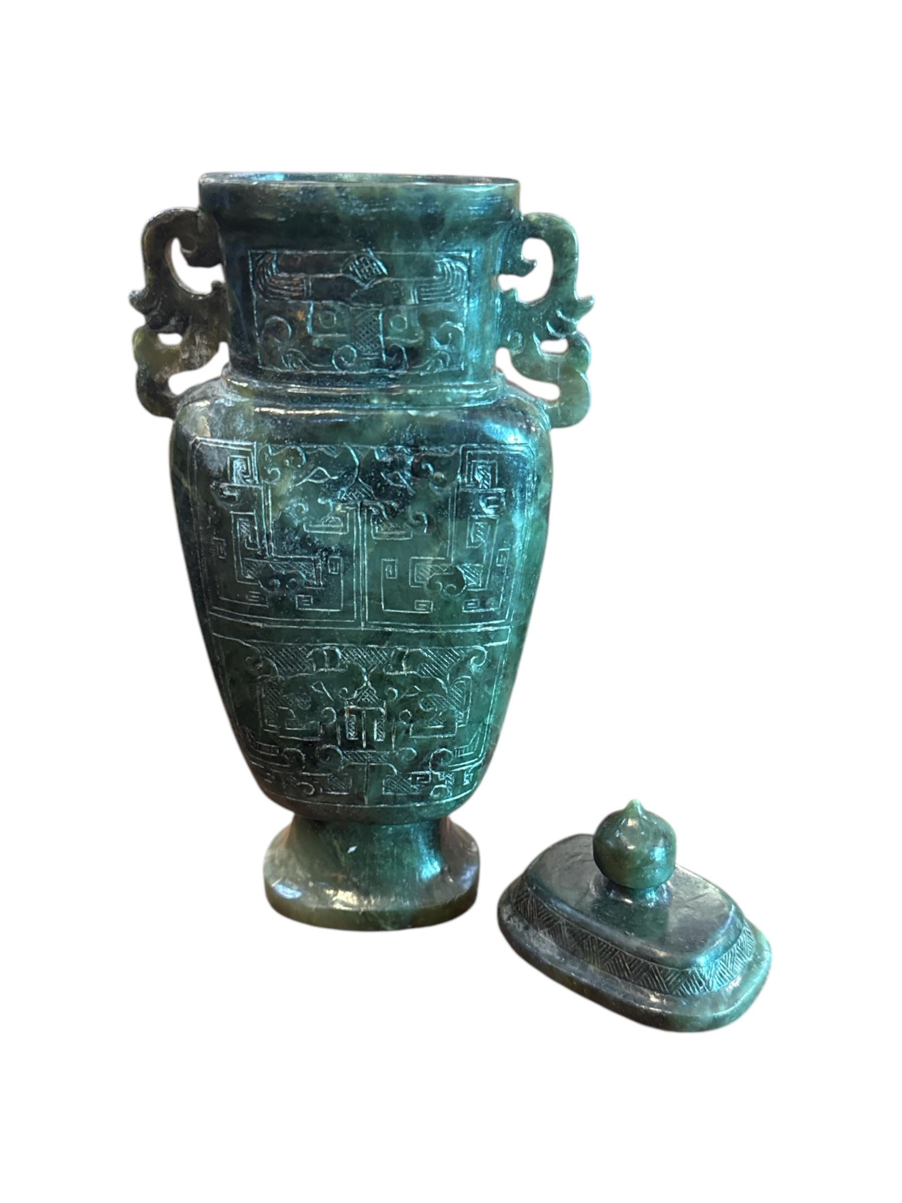 Raro jarrón chino de jade verde tallado a mano Chino en venta
