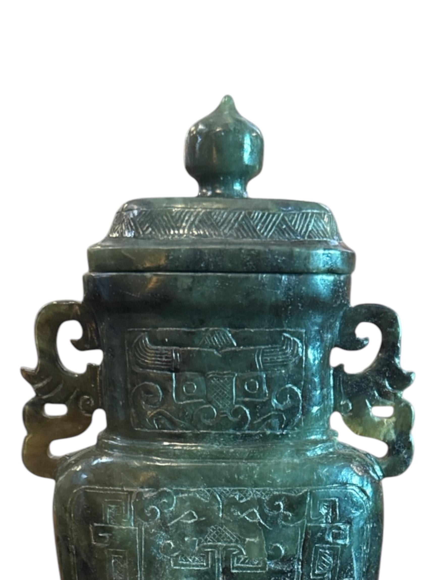 Raro jarrón chino de jade verde tallado a mano en Bueno estado para la venta en Pasadena, CA