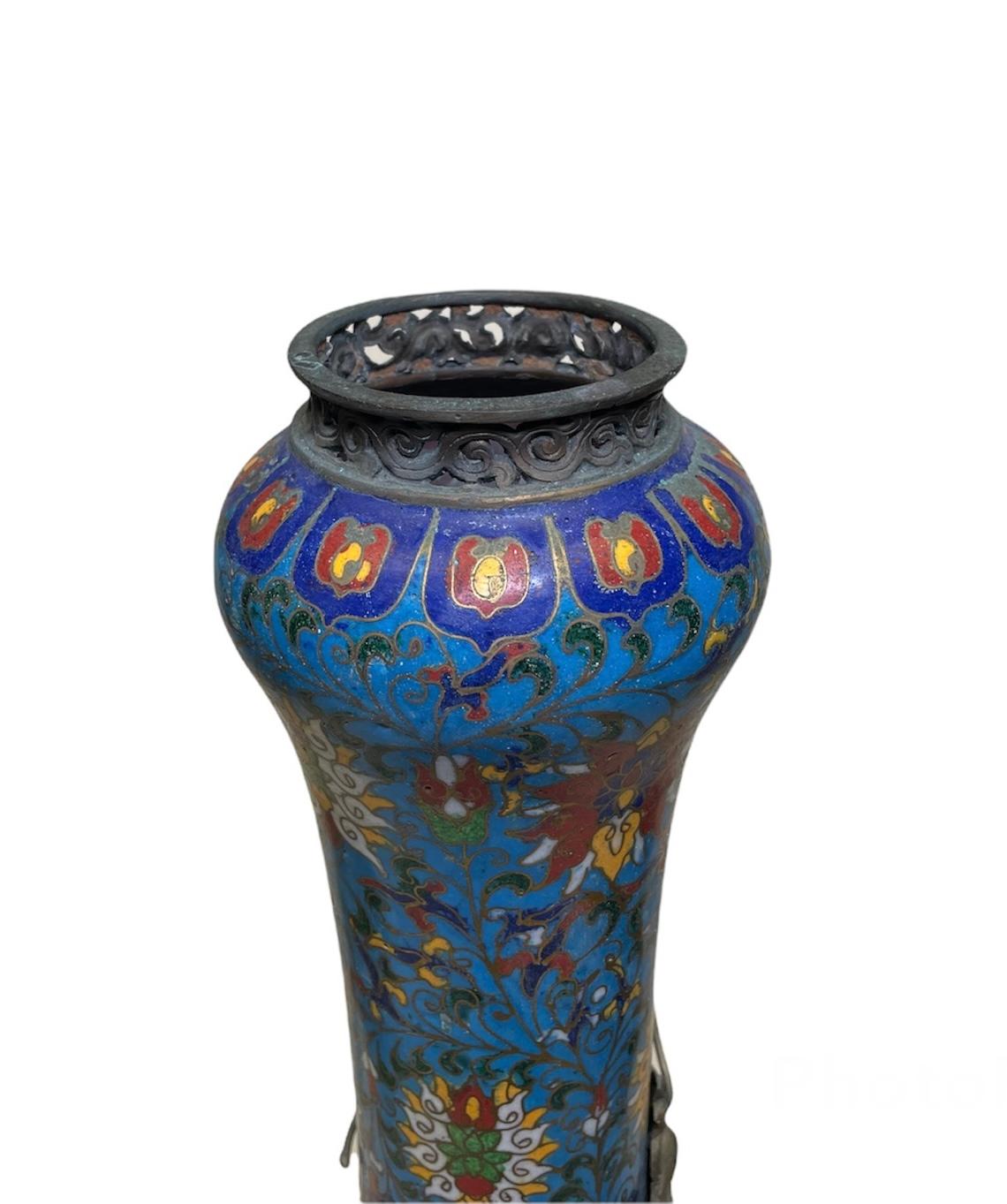 Rare Chinese Large and Long Cloisonné Urn Vase In Good Condition In Guaynabo, PR