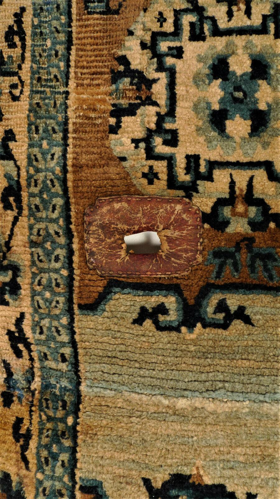 Eine seltene Ningxia-Satteldecke mit reinen Naturfarben, sowie mit der originalen ungefärbten beigen Schurwolle. Die beiden Sattellöcher sind noch mit der ursprünglichen roten Ledereinfassung versehen. Wie alle antiken Bezüge in zwei Teilen