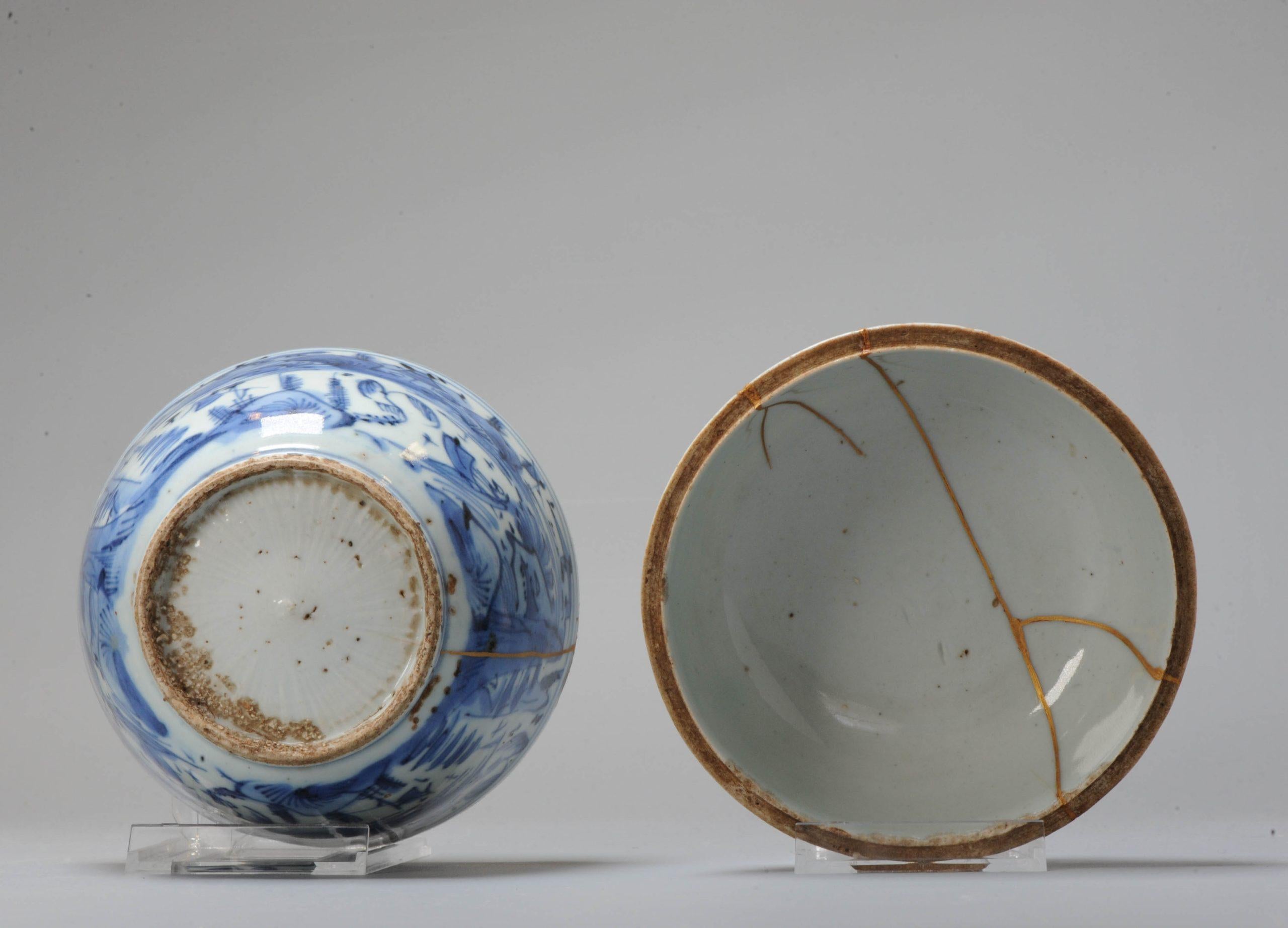Incredibile vaso con coperchio del periodo Ming, in porcellana kraak. In vaso e con un bellissimo restauro Kintsugi. 

Scena in corso di un tipico paesaggio del Kraak. Il coperchio ha un bel nodo a fiore.

Informazioni aggiuntive:
Materiale: