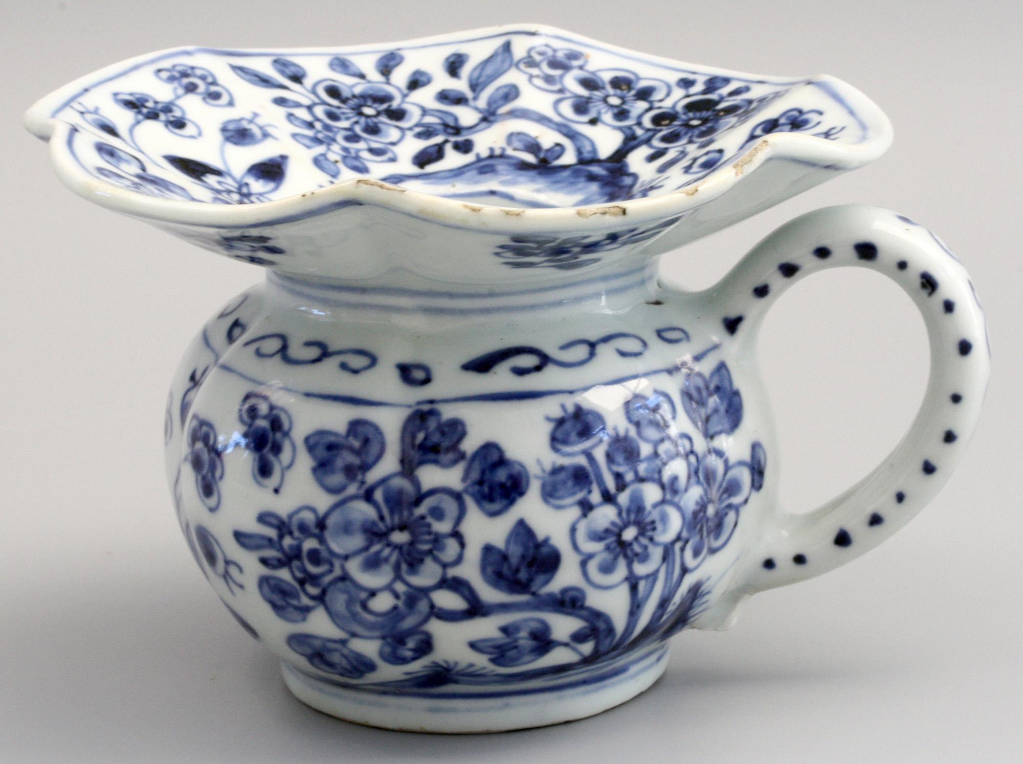 Rare Chinese Qianlong Blue and White Floral Painted Porcelain Spittoon In Good Condition In Bishop's Stortford, Hertfordshire