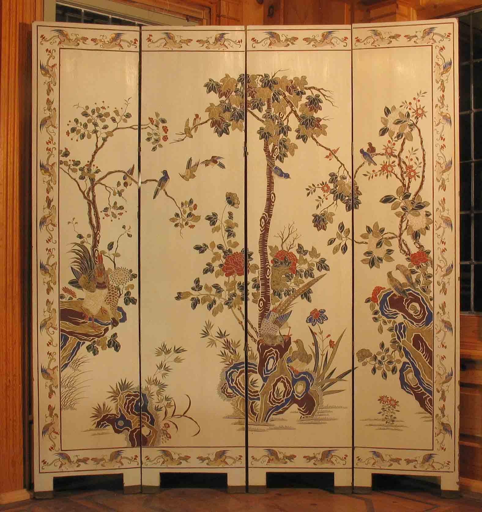 Rare paravent chinois à quatre volets en laque blanche et polychrome, début du 20e siècle 7