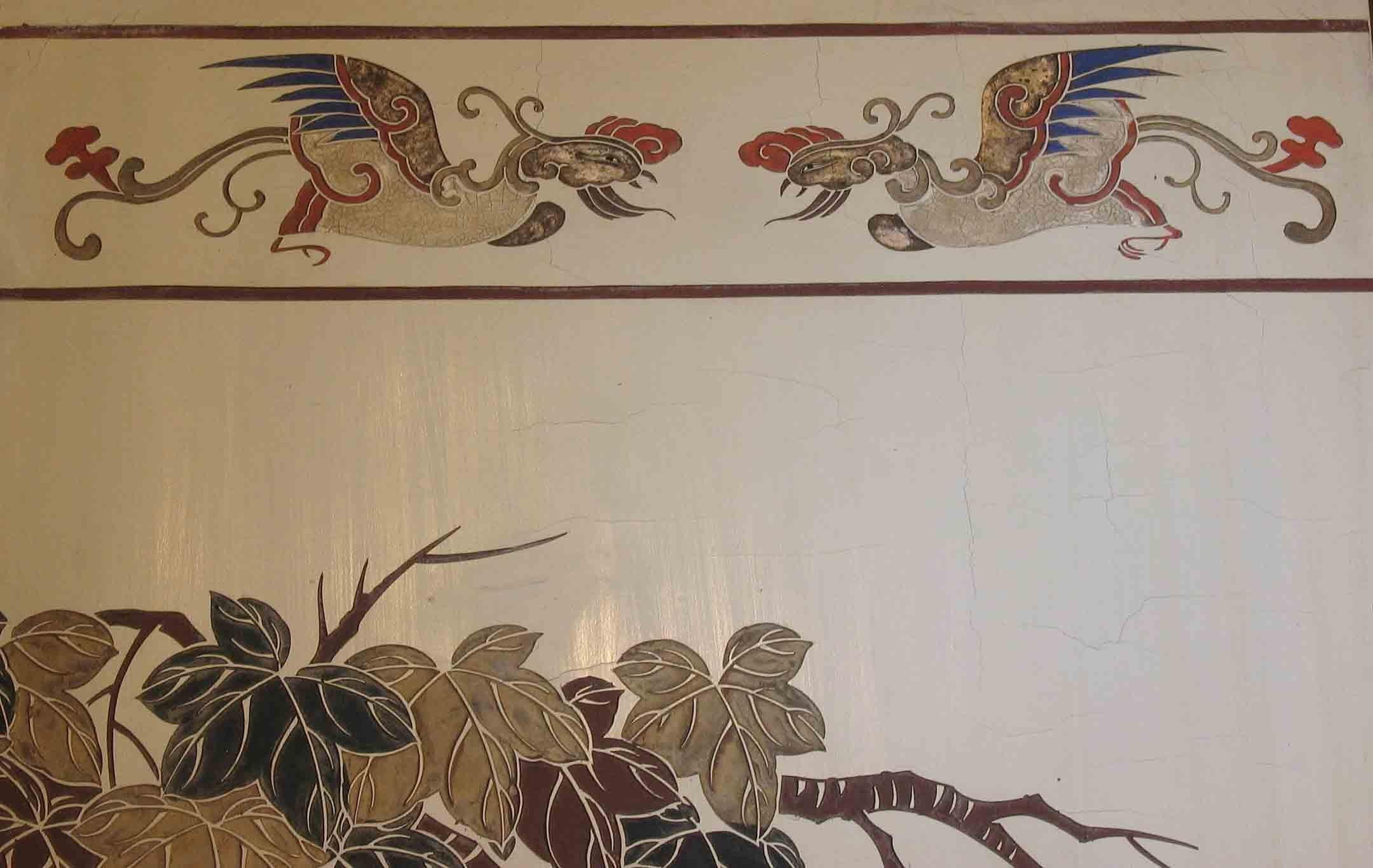 Rare paravent chinois à quatre volets en laque blanche et polychrome, début du 20e siècle 1