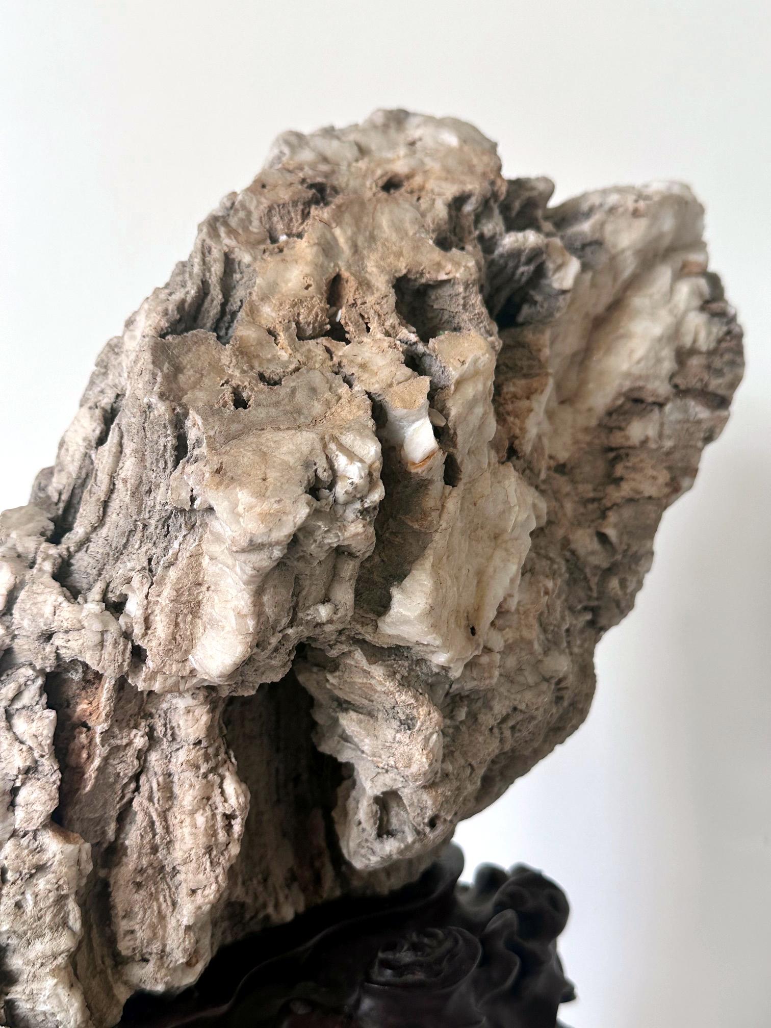 Seltener chinesischer Xuan Scholar Stone auf Display Stand im Angebot 4