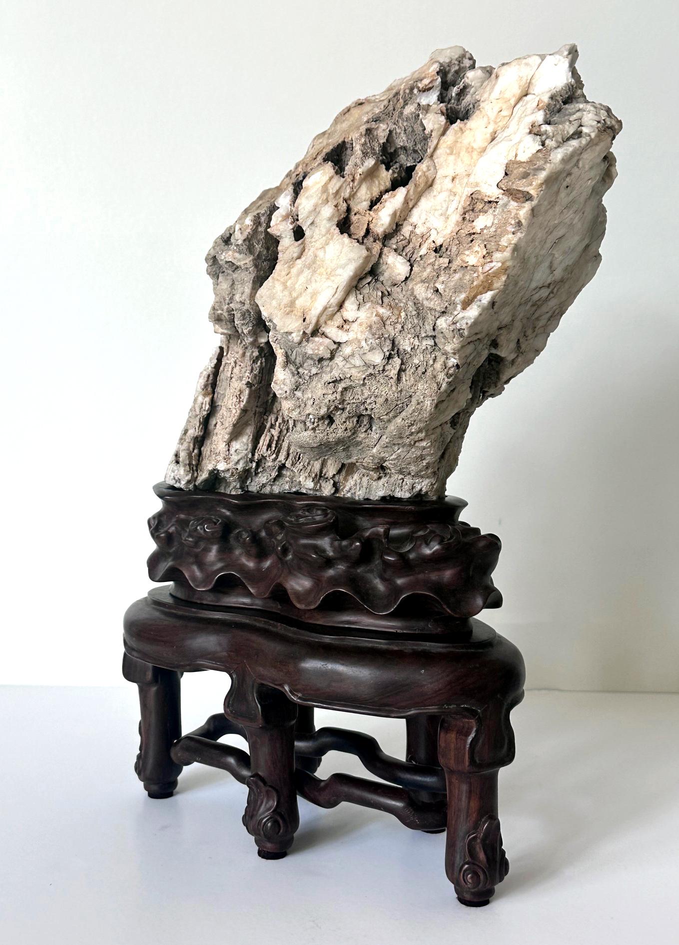 Ein seltener chinesischer Gelehrtenstein des Xuan-Typs auf einem geschnitzten Holzständer aus der Qing-Dynastie des 19. Der Xuan-Stein wurde traditionell in Xuan Zhou in der Provinz Anhui in China gesammelt. Der Stein ist bekannt für seine