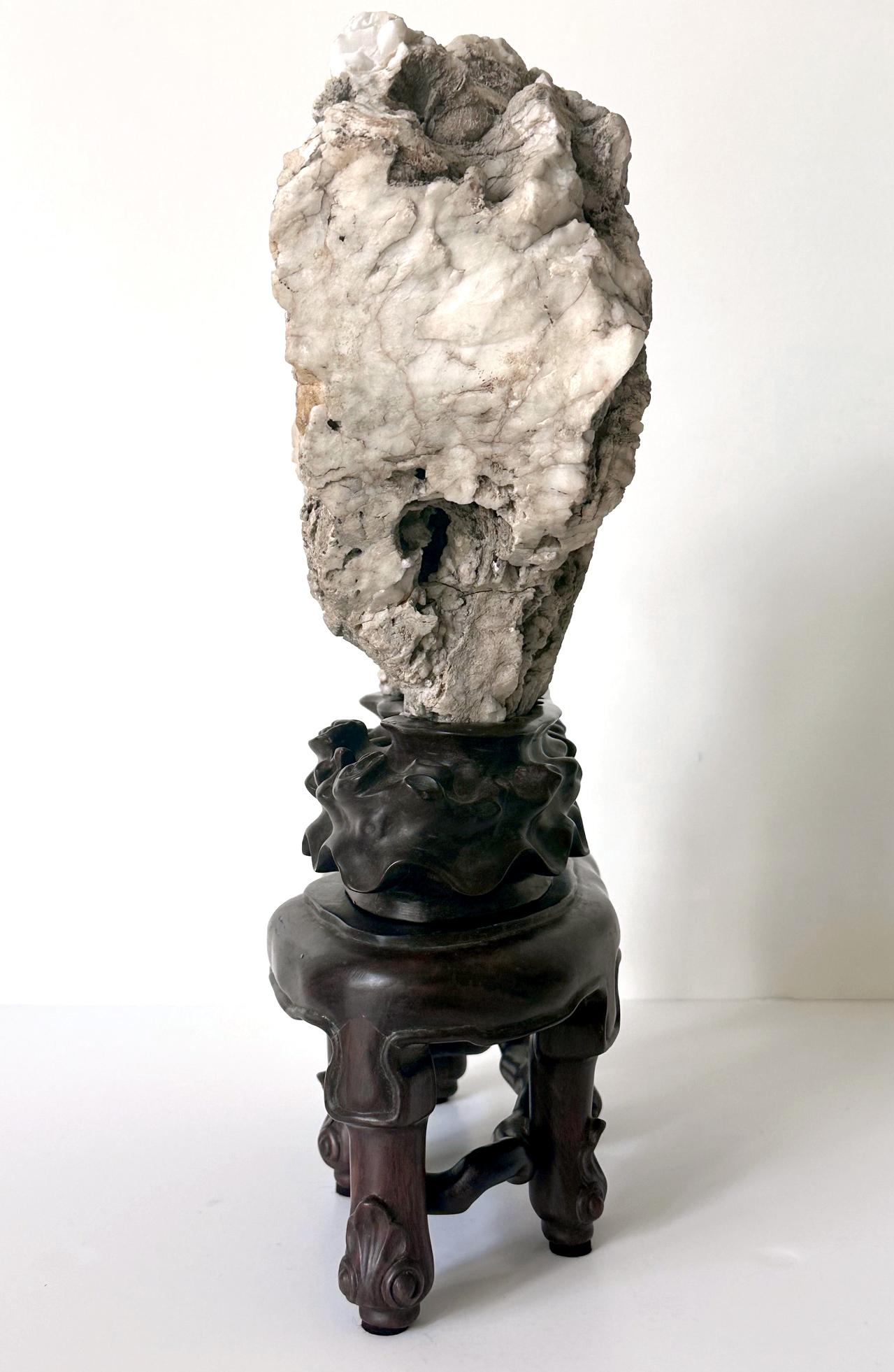 Seltener chinesischer Xuan Scholar Stone auf Display Stand (Qing-Dynastie) im Angebot