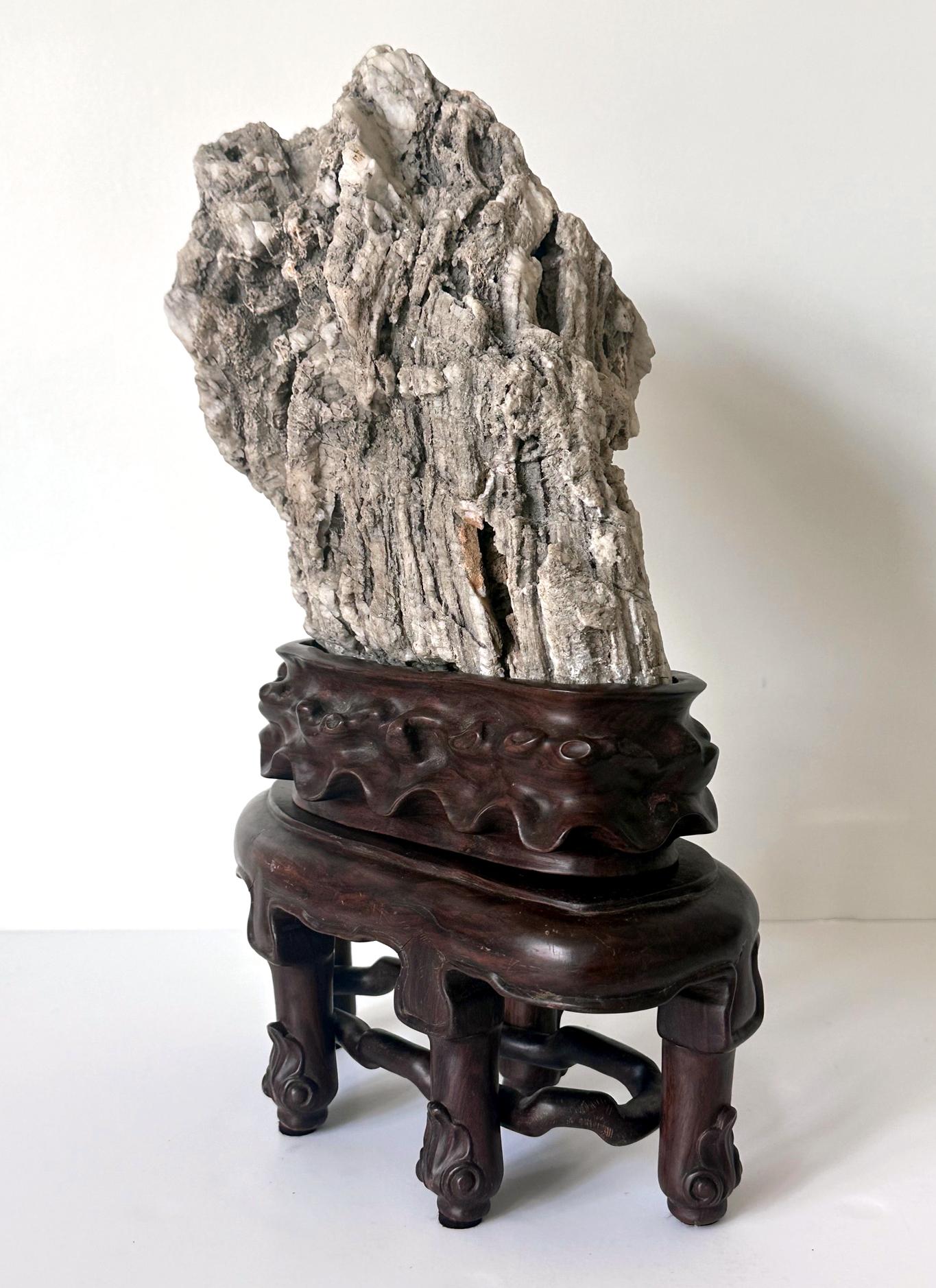 Seltener chinesischer Xuan Scholar Stone auf Display Stand im Zustand „Gut“ im Angebot in Atlanta, GA