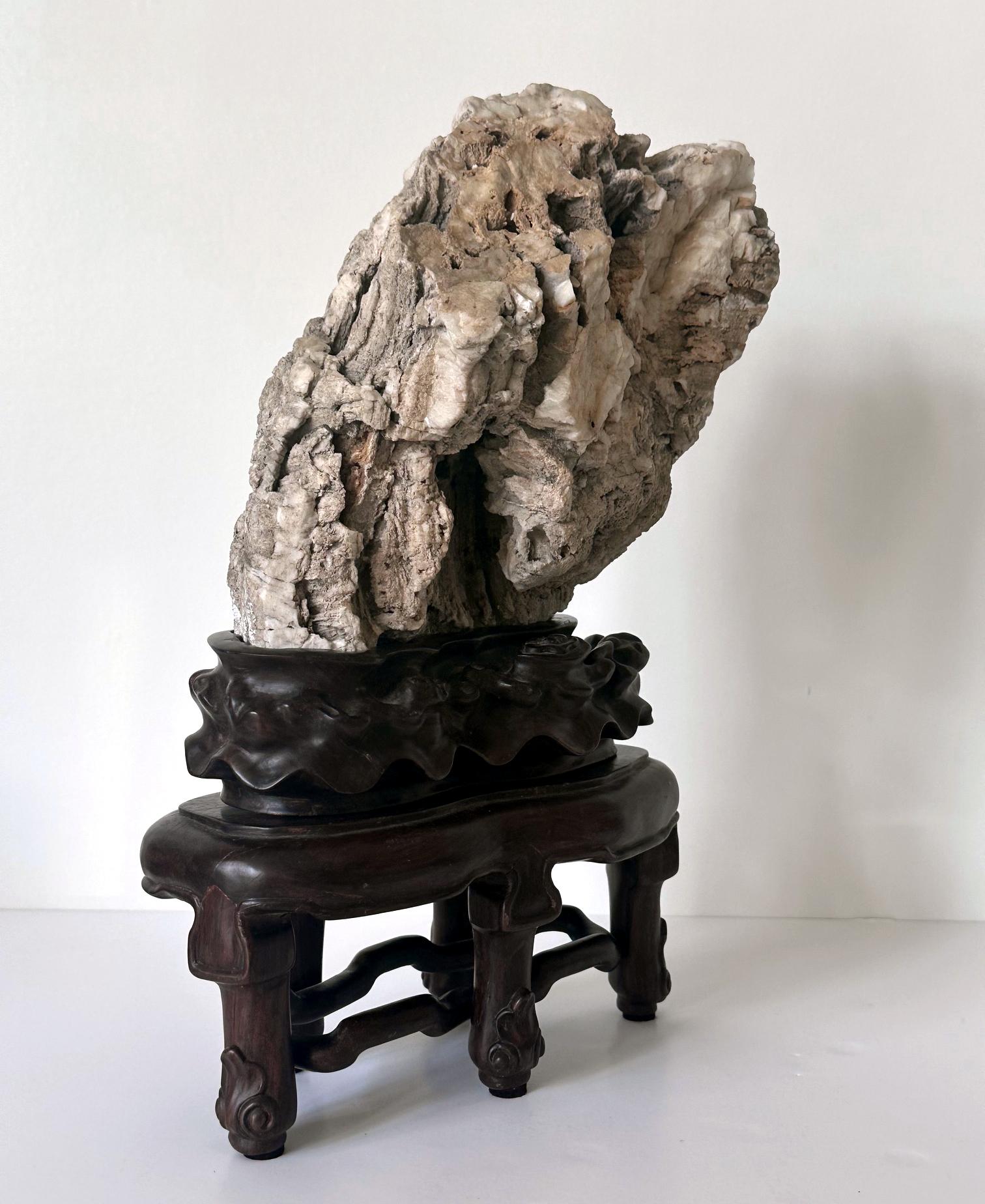 Seltener chinesischer Xuan Scholar Stone auf Display Stand (Stein) im Angebot