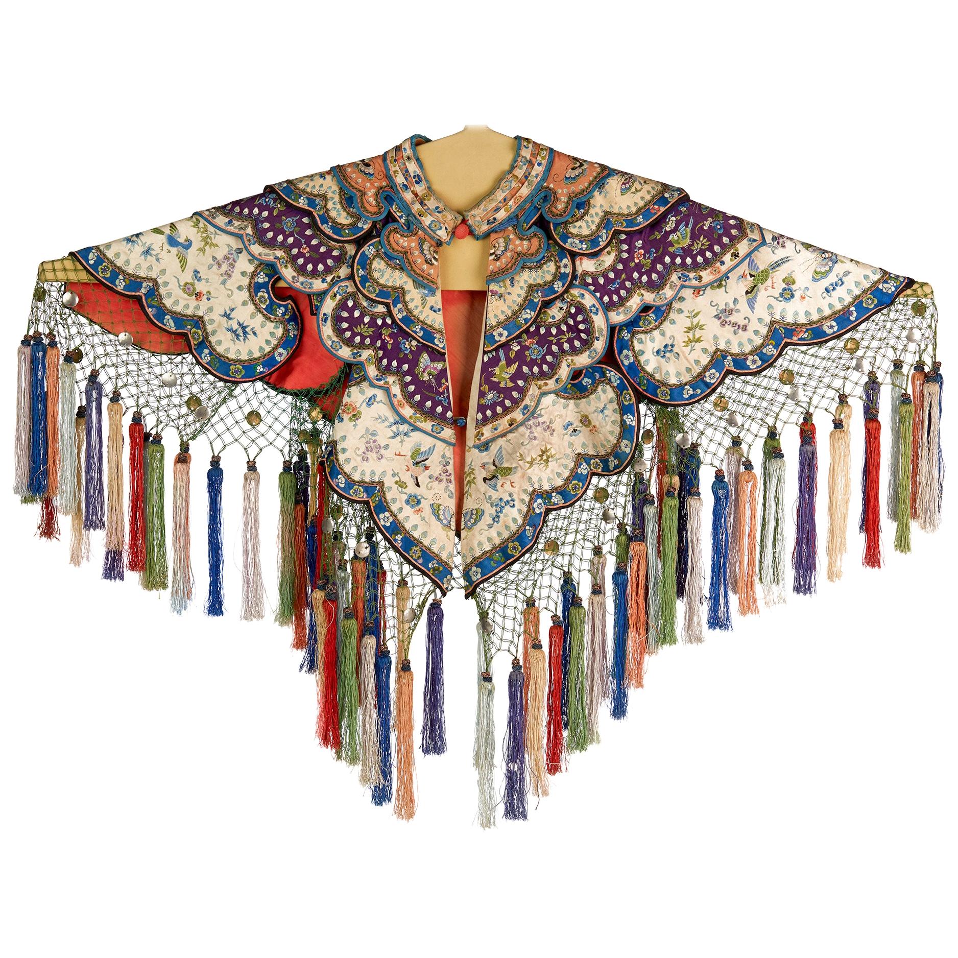 Raro collar chino Yun Jian de nubes de seda bordadas, hacia 1880