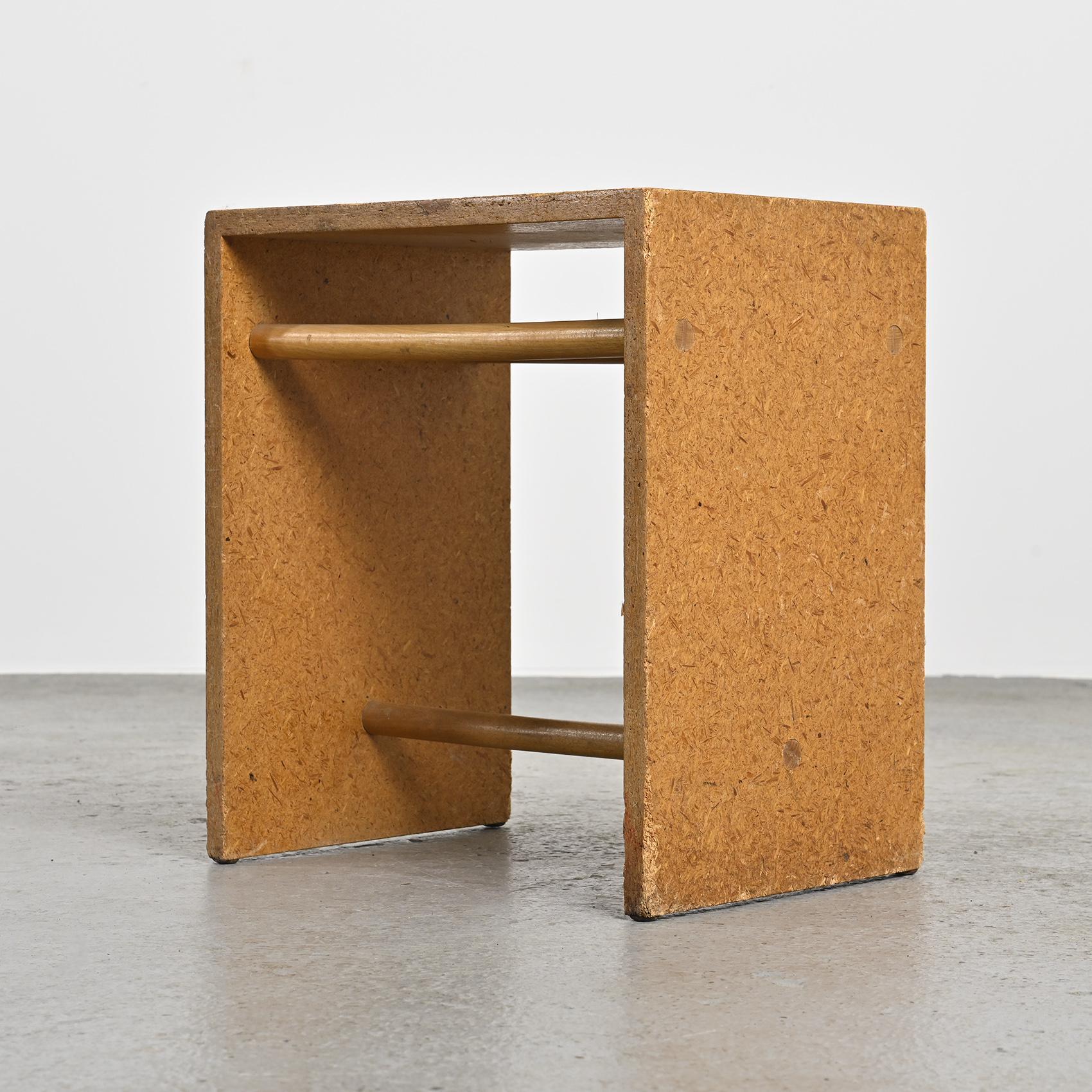 
Ce tabouret a été développé dans le cadre des recherches menées à la Hochschule für Gestaltung d'Ulm à partir de 1954, attribué à Max Billing en collaboration avec Hans Gugelot et Paul Hildinger. Il a été conçu comme une pièce polyvalente adaptée