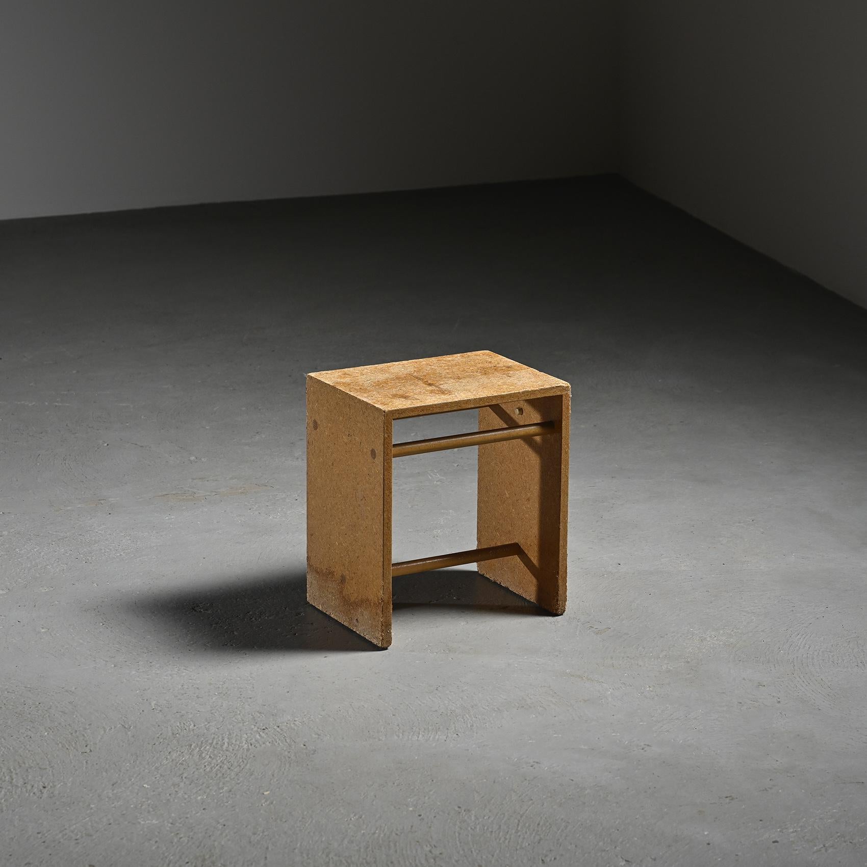 
Ce tabouret a été développé dans le cadre des recherches menées à la Hochschule für Gestaltung d'Ulm à partir de 1954, attribué à Max Billing en collaboration avec Hans Gugelot et Paul Hildinger. Il a été conçu comme une pièce polyvalente adaptée