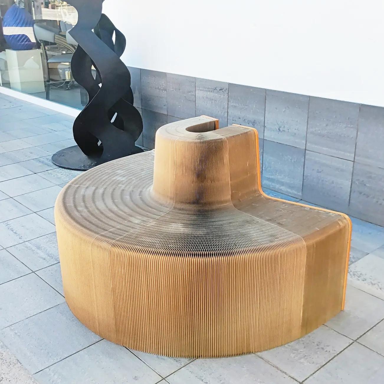 Très rare fauteuil extensible Chishen Chiu Flexible Love fabriqué au début des années 2000.
Ce projet est axé sur la communauté et le partage des interactions sociales.
Conçu par l'artiste taïwanais Chishen Chiu, ce canapé accrocheur est fabriqué