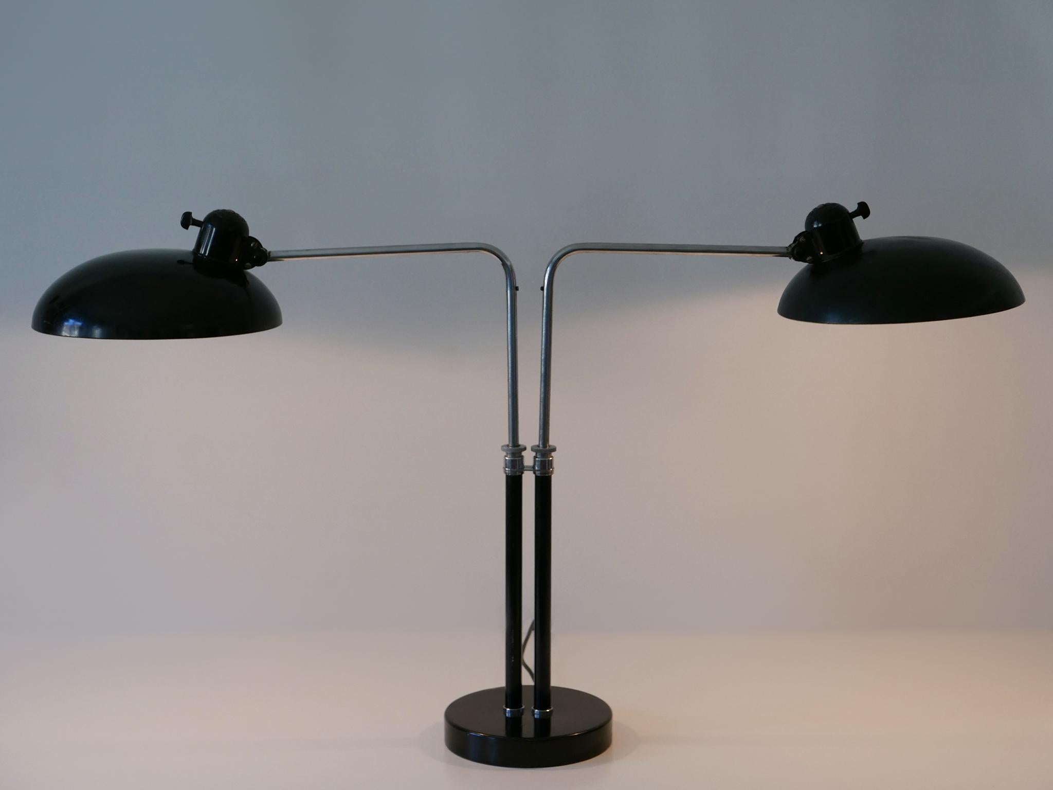 Espectacular lámpara de sobremesa o lámpara de escritorio Bauhaus / Modernista extra grande de dos brazos. Modelo 6660. Brazos y persianas ajustables y giratorios. Diseñado por Christian Dell para Kaiser Idell, años 30, Alemania. Marca del
