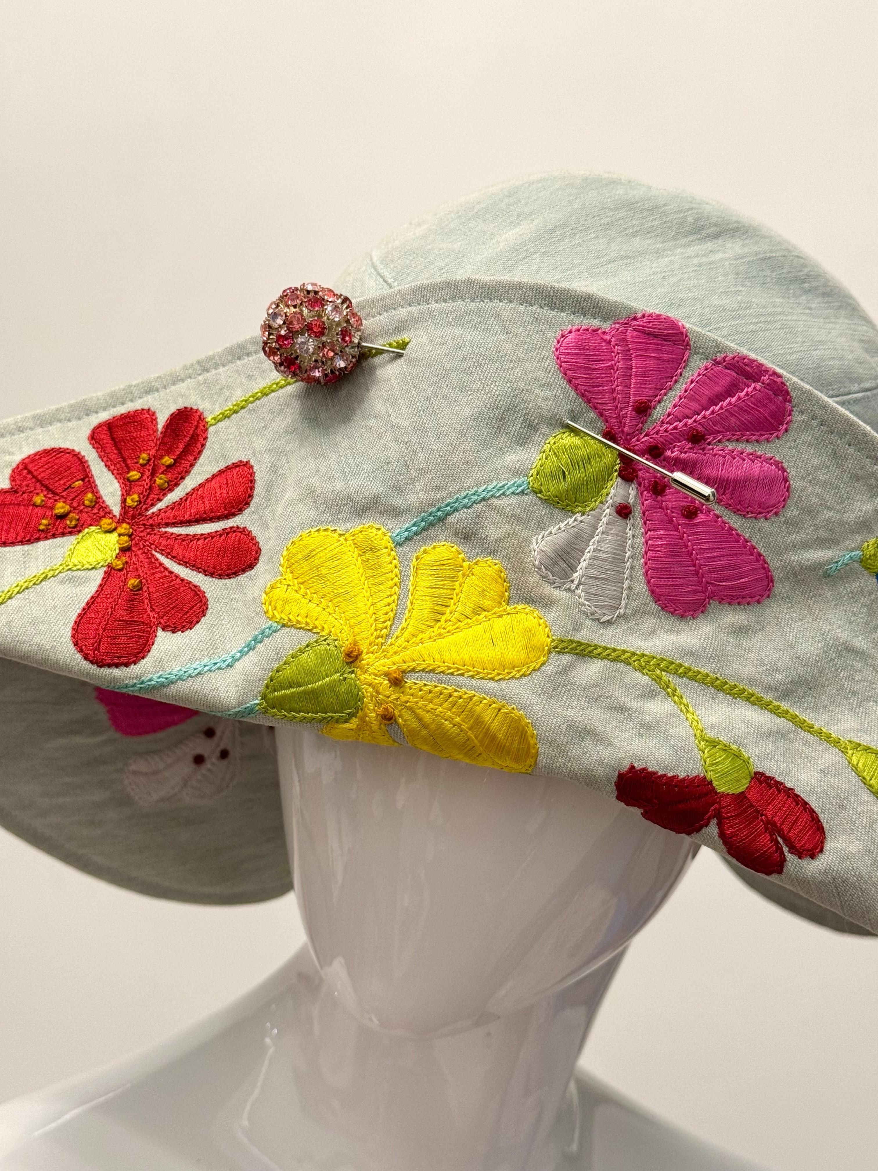 Rare Christian Dior by Galliano S/S 2005 runway denim flowers embroidery hat (Beige) im Angebot