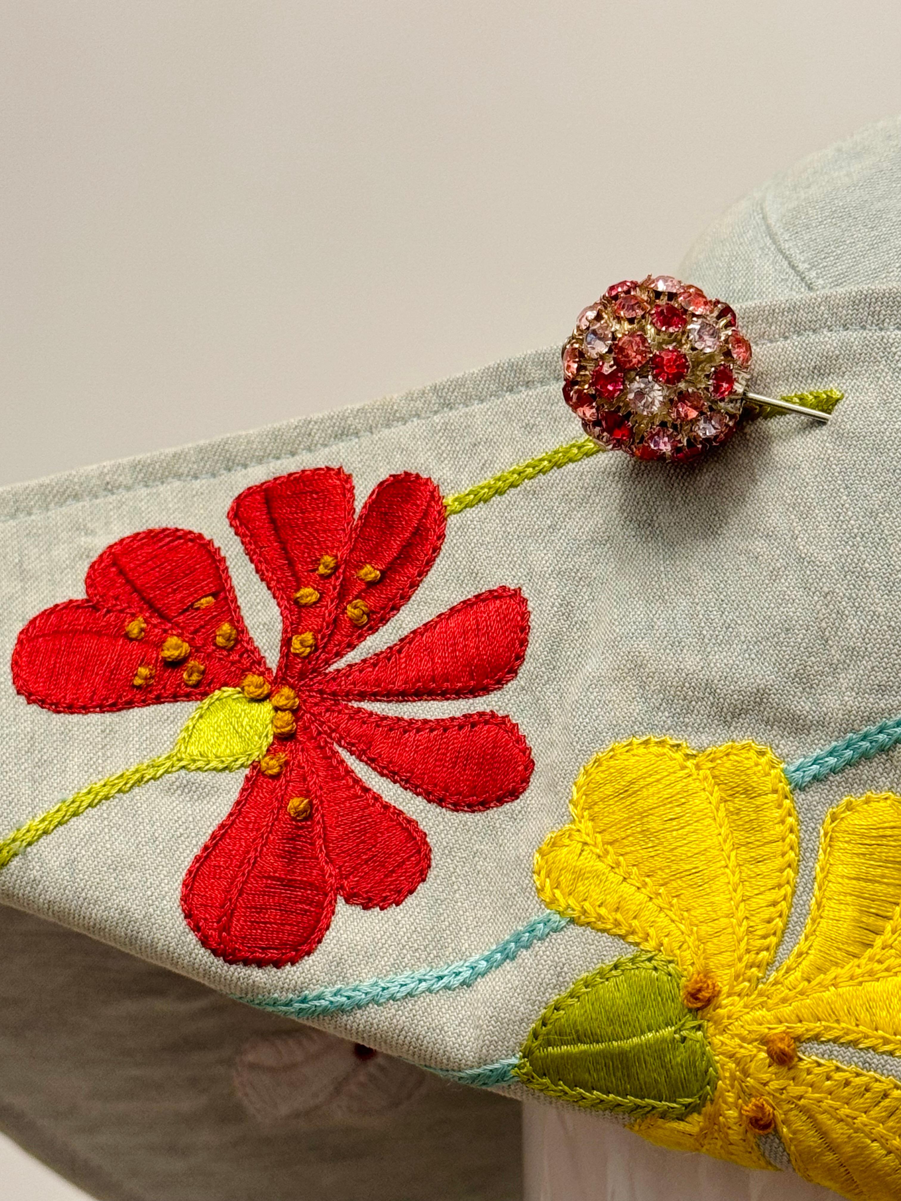 Rare Christian Dior by Galliano S/S 2005 runway denim flowers embroidery hat im Zustand „Gut“ im Angebot in PARIS, FR