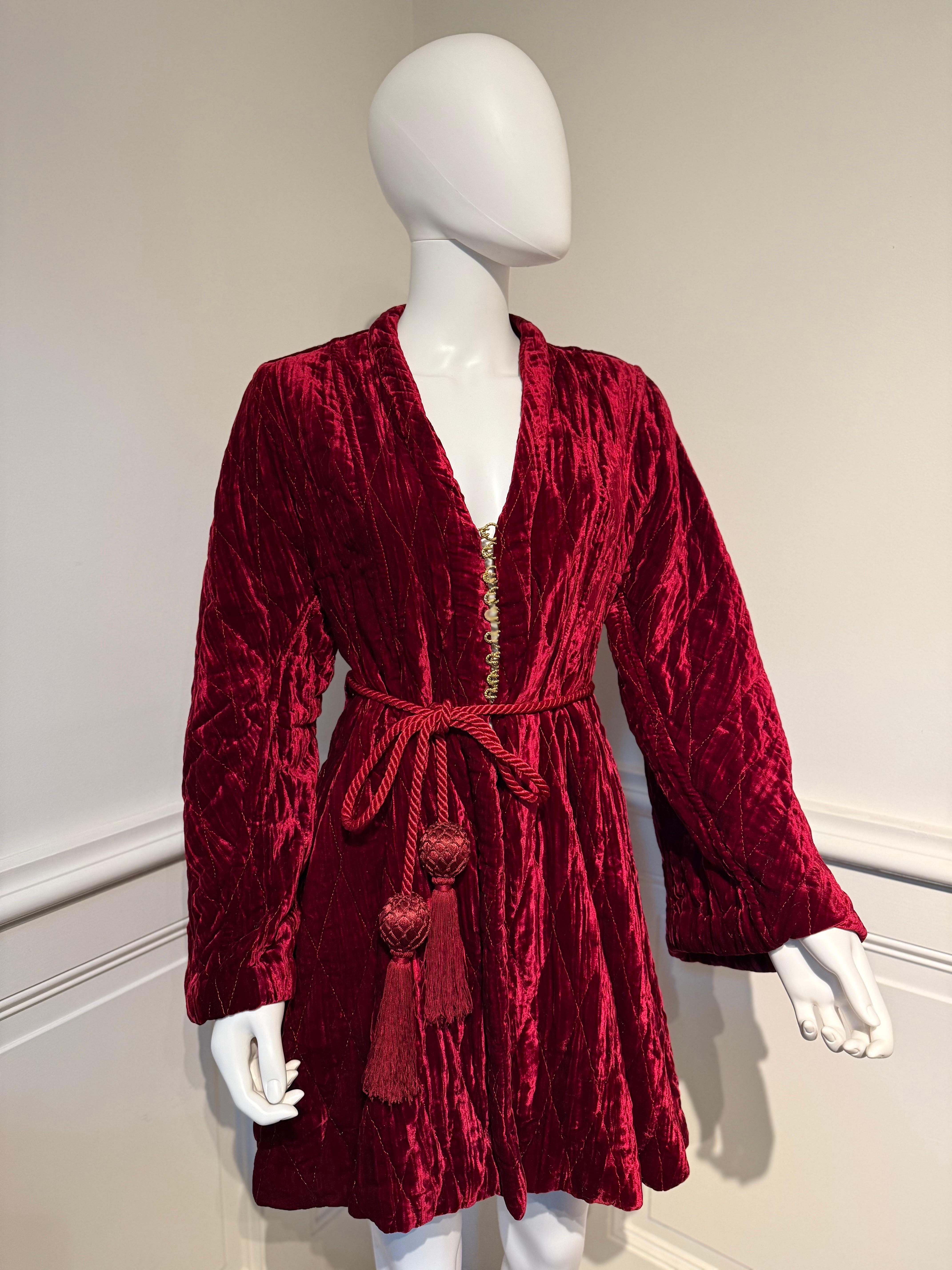 Raro abrigo de terciopelo Christian Dior by Gianfranco Ferre Pasarela Otoño/Invierno 1994/1995 Rojo en venta