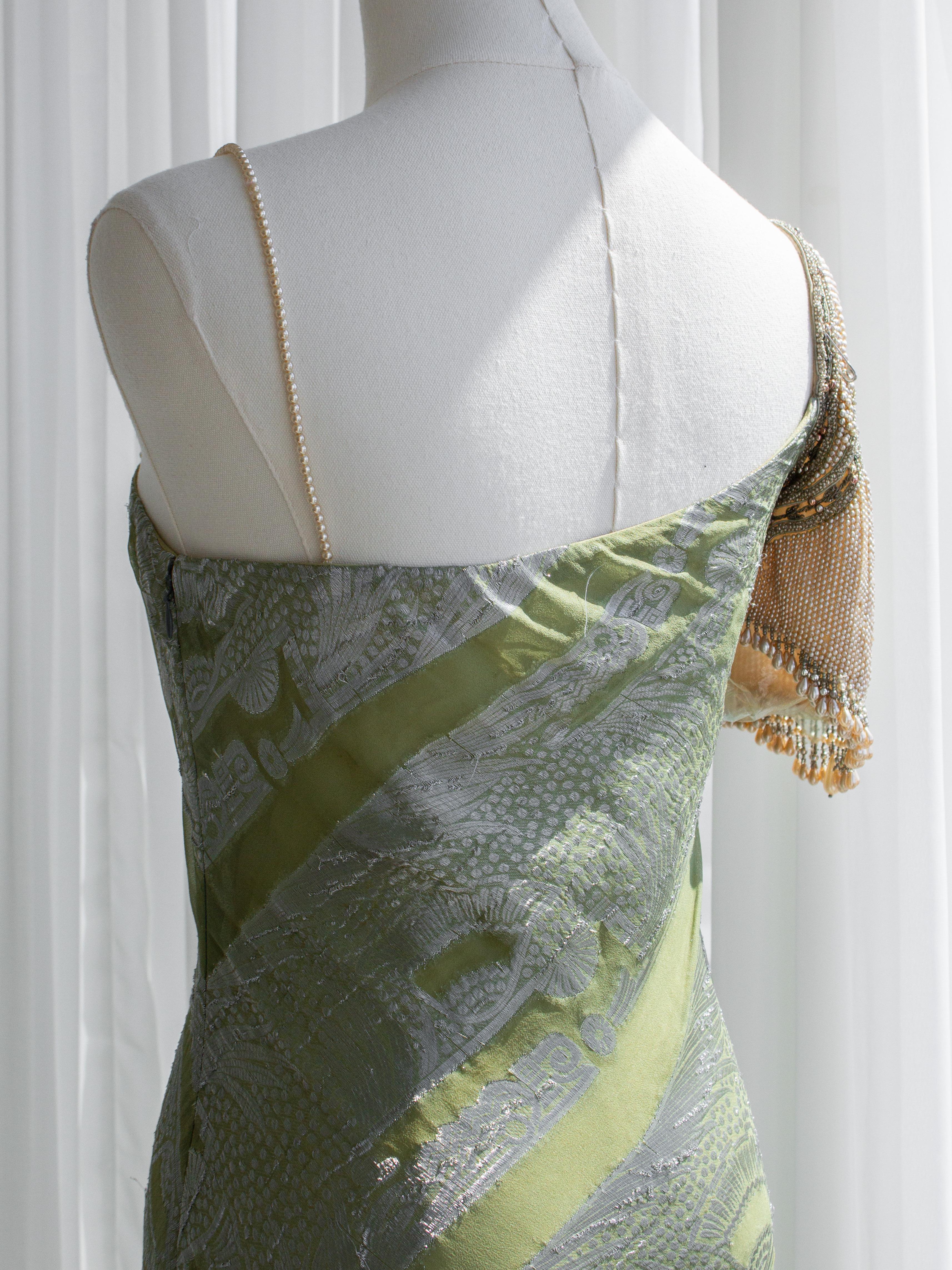 Raro abito di John Galliano for Christian Dior P/E 1998 impreziosito da perle finte verdi in vendita 9