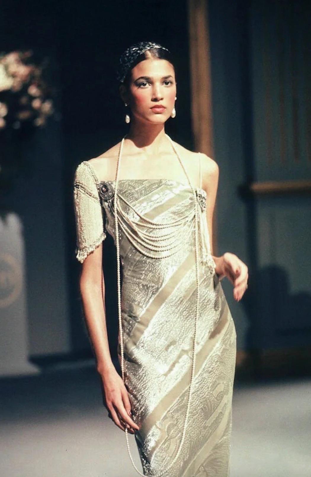 Un vero pezzo da collezione dell'epoca più teatrale di John Galliano alla maison Dior. Questo abito di livello couture per la primavera/estate 1998 incarna la collezione 