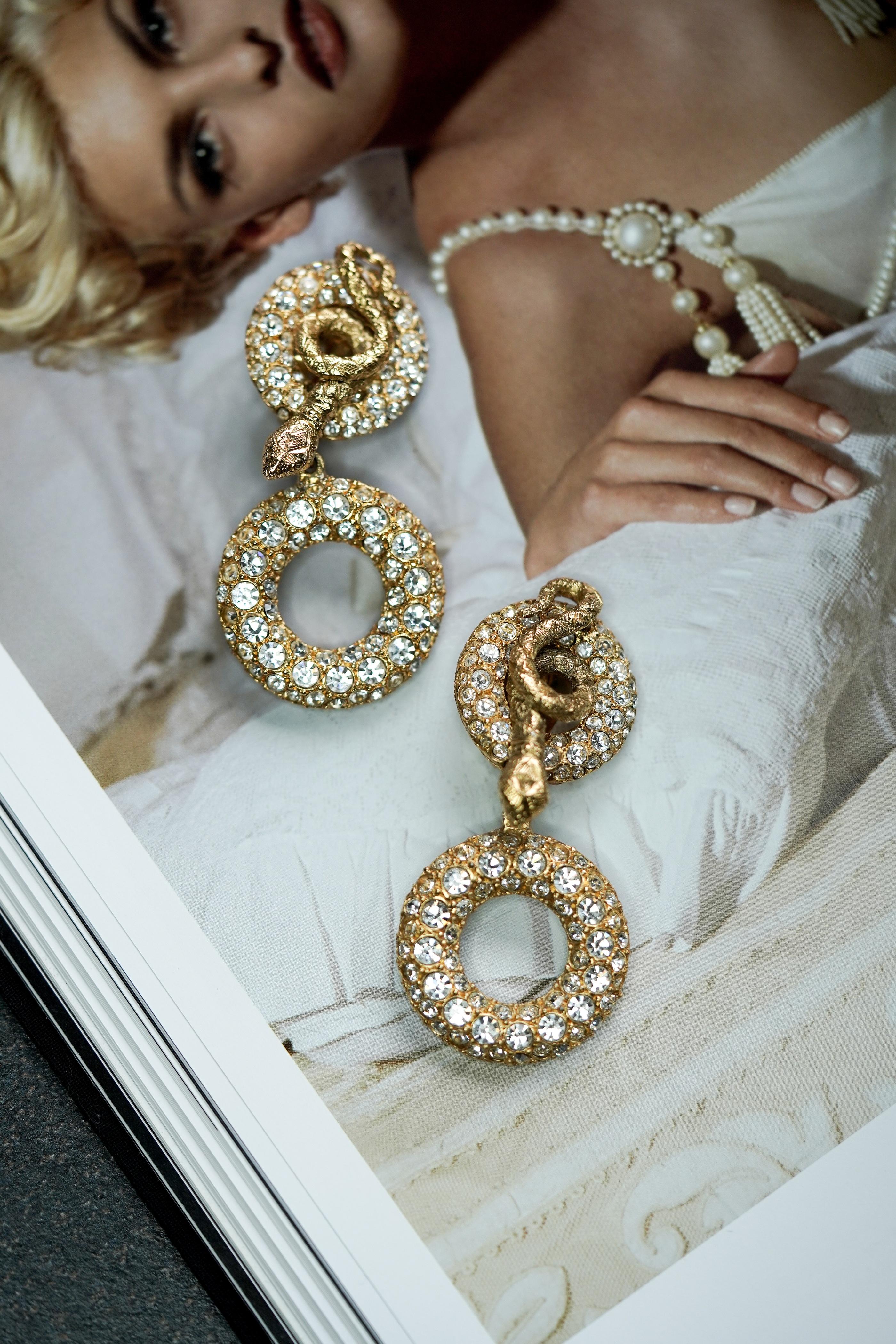 Un paio di orecchini a clip di Christian Dior degli anni '90, straordinari e da collezione, con due degli elementi più iconici della Maison:
- un serpente scolpito in oro, dalla texture ricca e che ricorda l'estetica opulenta della couture di