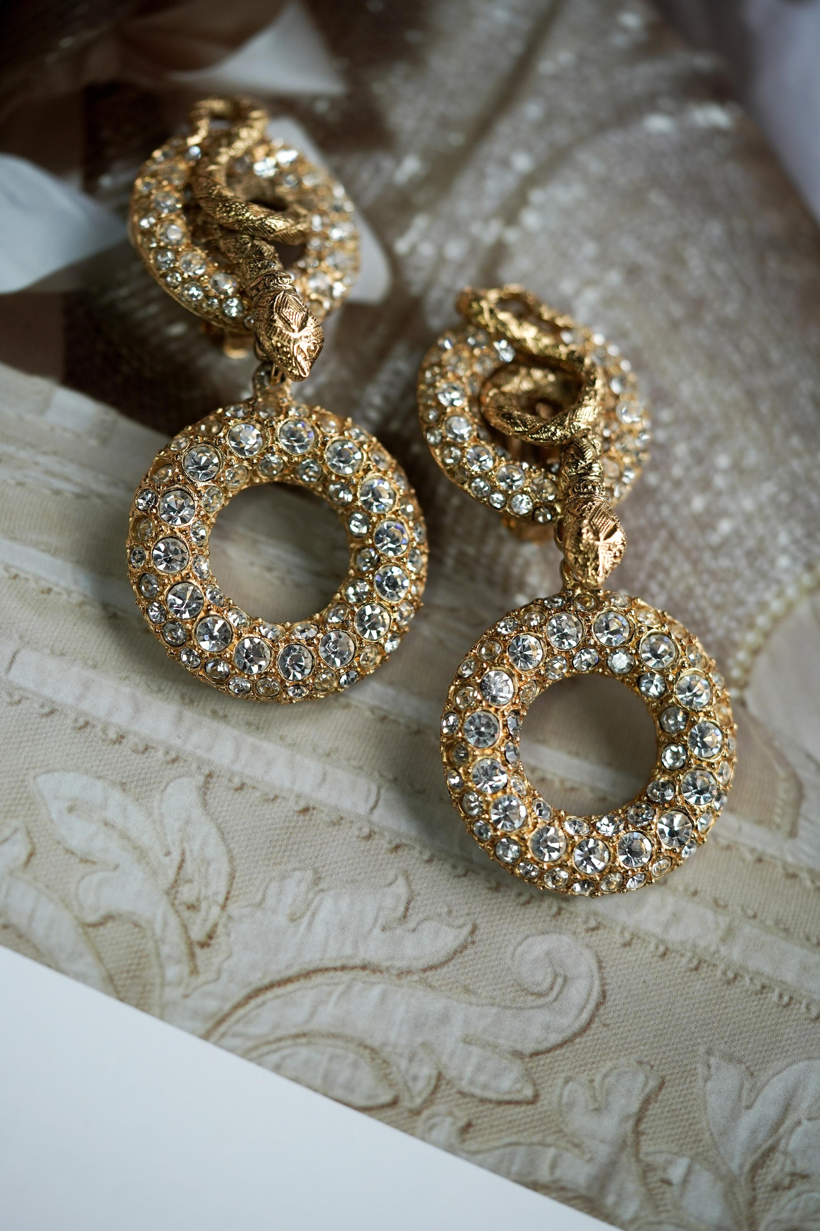 Rari orecchini a clip in serpente e pavé di cristalli di Christian Dior Couture, anni '90, Runway Mod in vendita 1