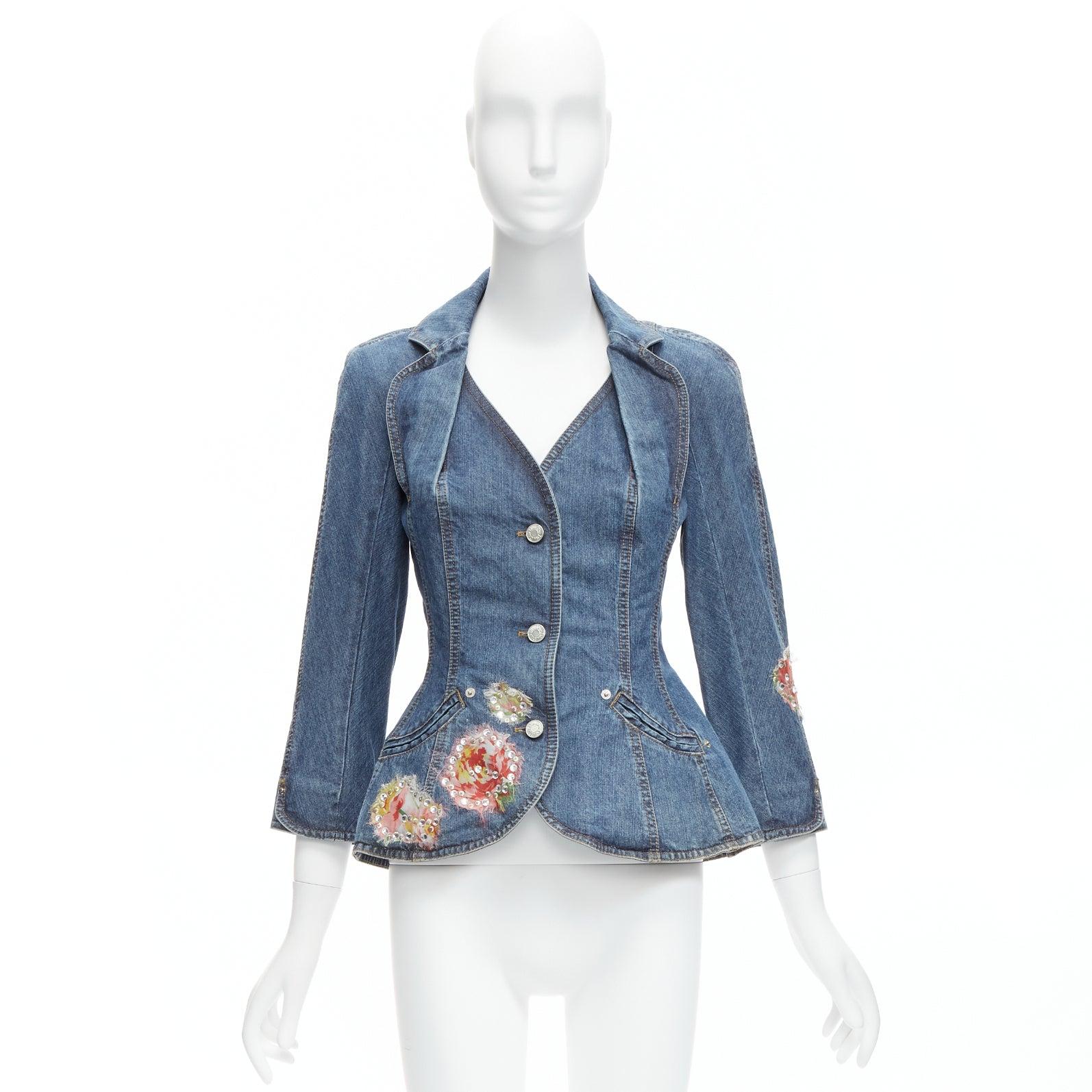 rare CHRISTIAN DIOR JOHN GALLIANO Vintage blue denim crystal floral deconstructed collar bar jacket FR40 L
Reference: TGAS/D00448
Brand: Christian Dior
Designer: John Galliano
Material: Denim
Color: Blue
Pattern: Solid
Closure: Button
Lining: Blue