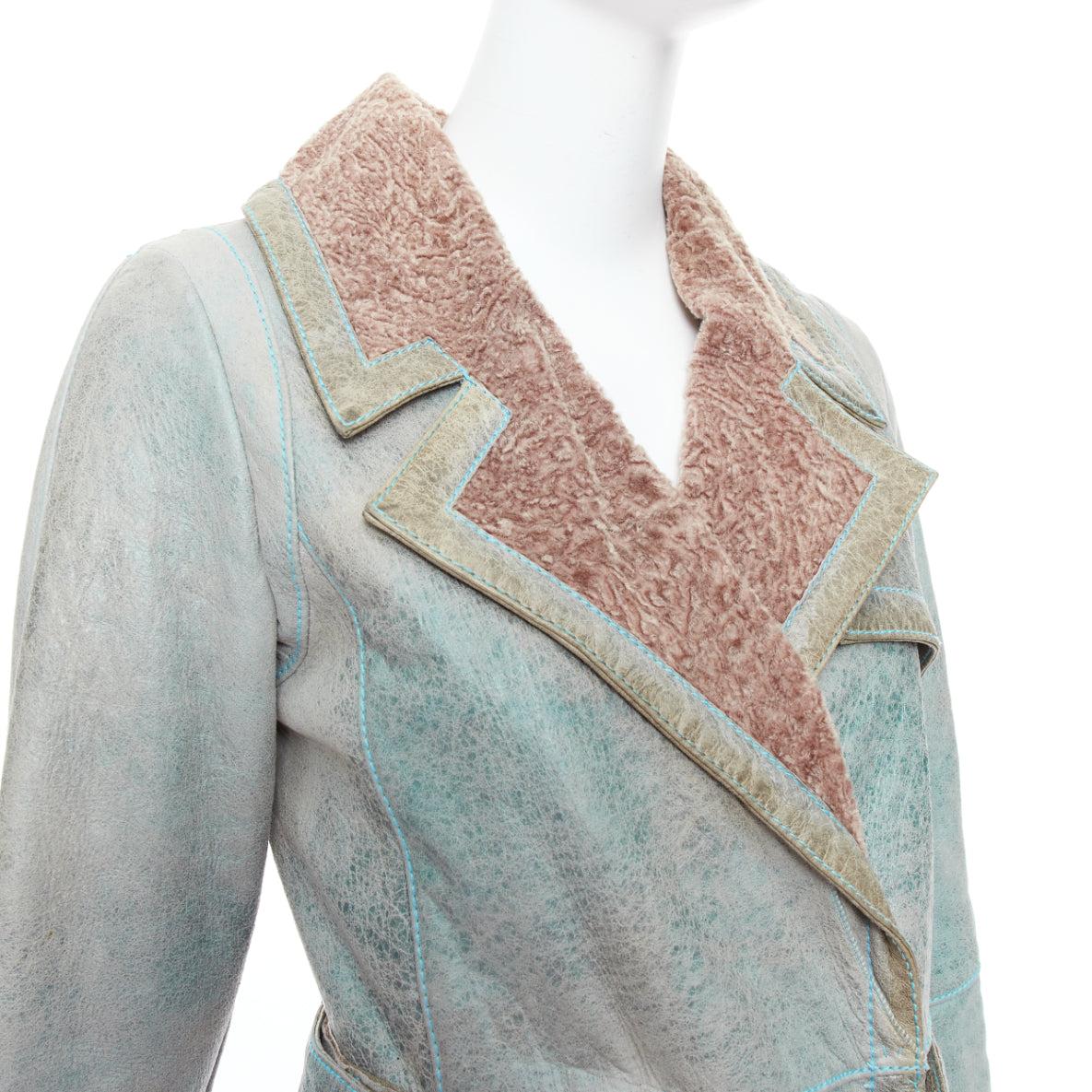 seltener CHRISTIAN DIOR John Galliano Vintage gewaschener blauer Babylamm-Ledermantel FR36 S
Referenz: TGAS/E00670
Marke: Dior
Designer: John Galliano
MATERIAL: Lammfell Leder
Farbe: Blau, Braun
Muster: Tiermuster
Verschluss: