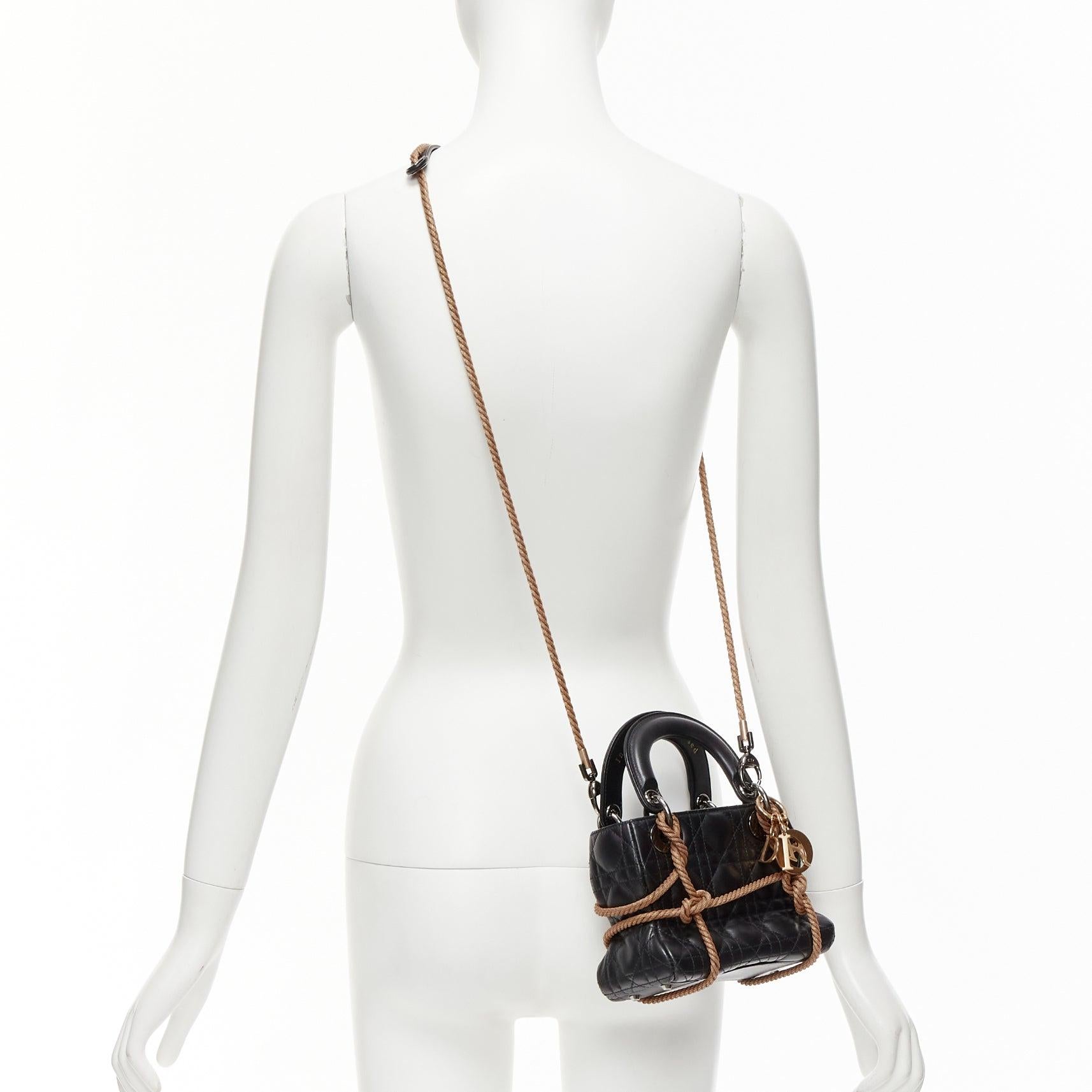 Seltene CHRISTIAN DIOR Morgane Tschiember Limitierte Auflage Lady Dior bondage Tasche
Referenz: NKLL/A00232
Marke: Dior
Modell: Lady Dior
Collection'S: Morgane Tschiember Limitierte Auflage
MATERIAL: Leder, Metall
Farbe: Schwarz, Gold
Muster: