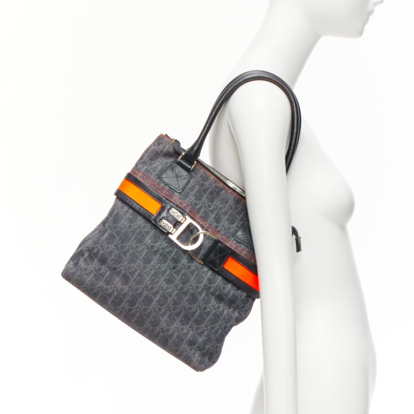rare CHRISTIAN DIOR Vintage Flight orange canvas oblique trotter tote bag
Reference: TGAS/D01134
Brand: Christian Dior
Designer: John Galliano
Collection: Flight Oblique
Material: Fabric, Leather
Color: Blue, Orange
Pattern: Monogram
Closure: